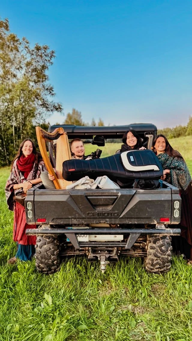 A beautiful music video session in the stunning @dragonflylandlt - made for a song by @angelika.baumbach, soon to be released.
It feels so special to sing side by side with my musical friend ✨
Really lovely to work with:
@lukas_eiliakas
@arti_foto