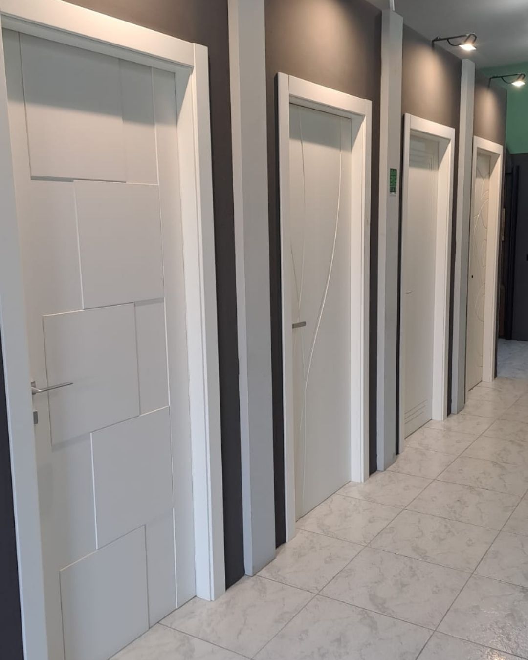 Siamo un’ azienda italiana di riferimento sul mercato Nazionale ma anche Internazionale, attraverso le nostre collezioni di Porte Made in Italy, apprezzate in tutto mondo.
Realizziamo porte interne nelle soluzioni materiche tradizionali (legno) ed innovative (laminati, vetro, alluminio).
I nostri prodotti, frutto del know-how EBE, sono raffinati elementi di design, funzionali ed efficienti che ben si inseriscono in qualsiasi contesto di arredamento, moderno o classico.
Prodotti inconfondibili e all’avanguardia, che rispecchiano il pensiero di vita ed i valori personali dei clienti.
Vieni ascoprire le nostre produzioni artigianali nel nostro Showroom in via Manzoni, 1 Cercenasco (TO)
#PorteDesign #SoluzioniDInterni #PorteSuMisura #PorteDiQualità #InteriorSolutions #ArchitetturaDInterni #HomeDoors #WoodDoors