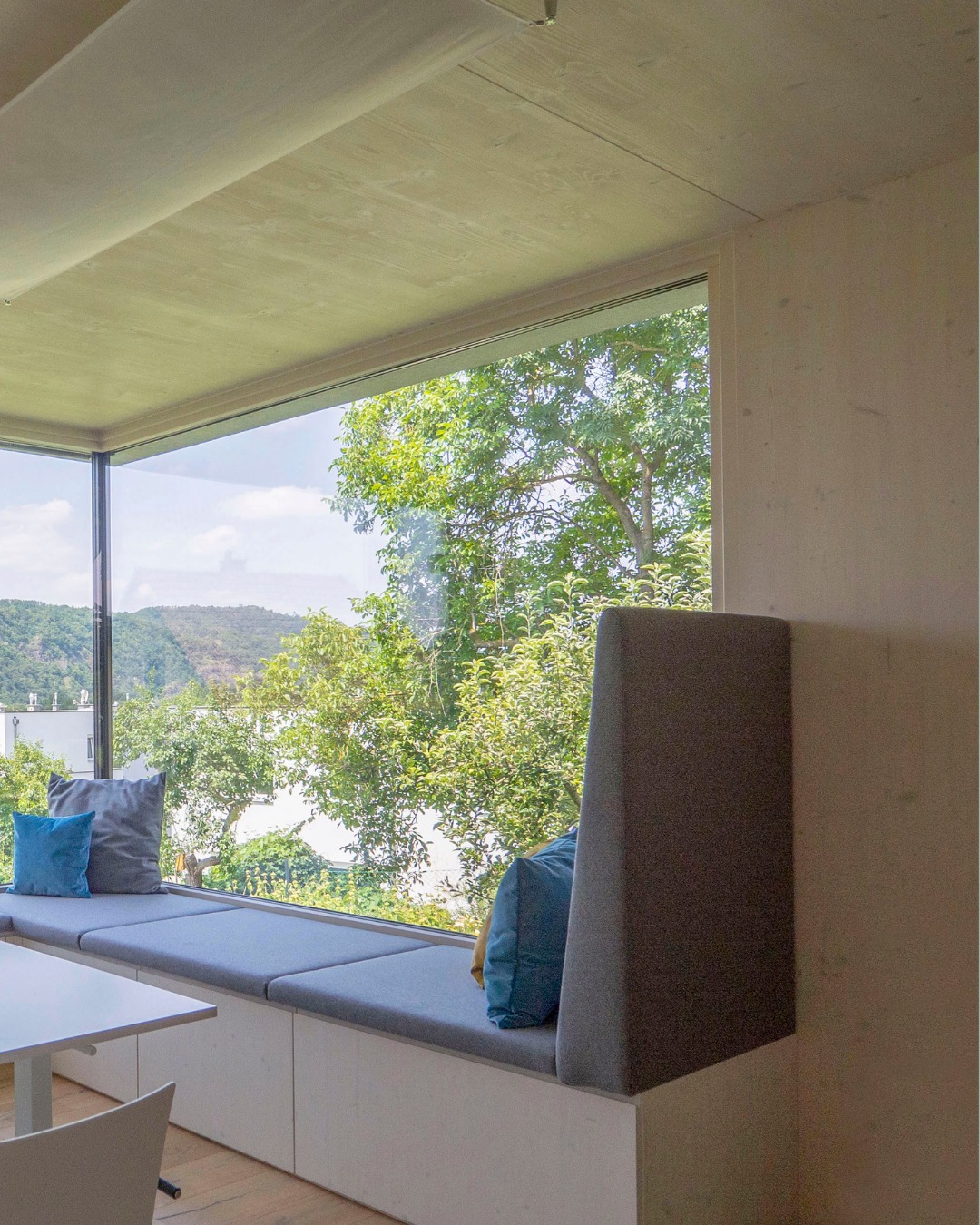 Sitzfenster.
Das Sitzfenster ist Rückzugsort, Aussichtspunkt und Lieblingsplatz in einem.
Die tiefe Laibung schafft Geborgenheit, der Blick ins Grün öffnet den Raum.
So wird aus einem architektonischen Element ein Ort für Ruhe und Gedanken.
▪️ Tiefe Fensterbank als Sitzfläche
▪️ Großzügiger Ausblick
▪️ Innen & Außen verbunden
Ein Platz, der einfach da ist – und viel gibt.