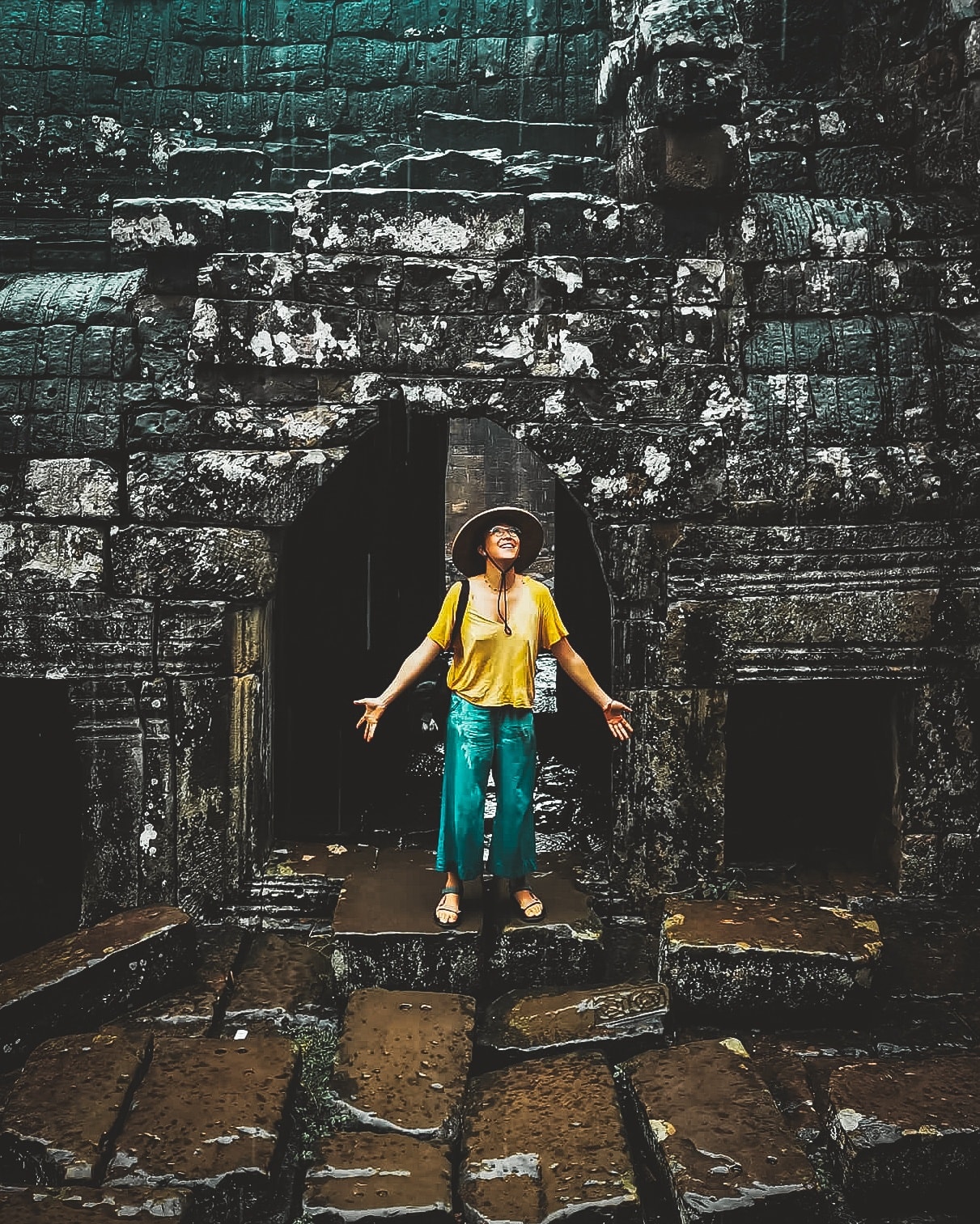 Today I left Cambodia.
I crossed the land border with Vietnam to arrive in the Mekong Delta. I feel full of enthusiasm and nostalgia. For me, travelling and living in Cambodia brought me the richest experience of all: freedom of movement. The art of never knowing where you’re going… but going anyway!
What I love most about cycling by myself is the ability to improvise. Nothing is set in stone. You pedal, you stop, you change your mind. A chat by the side of the road, a glance exchanged, the smell of curry wafting in from an open window... and off I go. Today's program is that there isn't one.
It’s a freedom full of lightness. And the best example is Cambodia! Because yes, when I set off on my bike travel several years ago, I had absolutely no plans to go to Cambodia. I was on my way to Thailand when I met an architect. He told me about a natural building school project near Siem Reap. The idea was in my mind. The next day, I abandoned my route toward Laos. I turned my bike south. The result? Two unplanned, rich, and wonderful years spent there. At that moment, I had no idea that this small decision would change so many things in my life ✨
Traveling this way means trusting the moment. And I believe that’s what adventure truly is: letting curiosity lead the way, embracing the unexpected and accepting to surrender to it.
I'm resuming this journey with the lightness of not having to look elsewhere for what I've found here. A little like a second home to which it's always good to return.
Heartfelt thanks, Kingdom of Wonders, for everything you've taught me. This is not goodbye! 😉