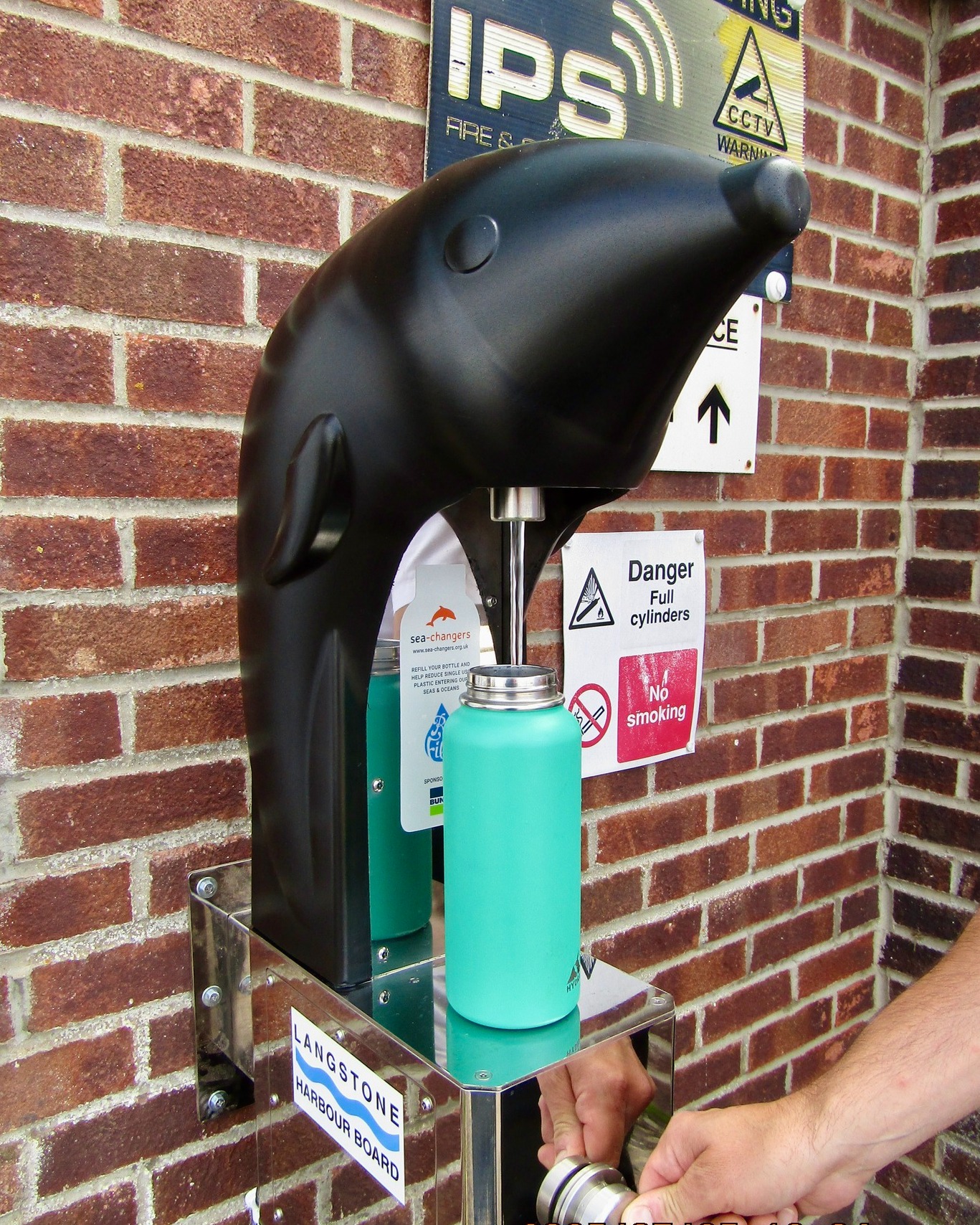 💧New Bottle Refill Station Installed!💧
We've teamed up with Sea-Changers and @ouronlyworldcornwall to bring an AquaTap refill station to Langstone Harbour - supporting the national Refill campaign to cut single use plastic.
Free, clean drinking water - no plastic required♻️🌊
Pop by, fill up, and help reduce marine litter at our precious coasts!
📍 Find it outside the Harbour Office, Ferry Road, PO11 0DG
More information available on our website! https://www.langstoneharbour.org.uk/post/refill-refresh-and-protect-our-harbour
#refillrevolution #plasticfreecoastlines #plasticfreejuly #langstoneharbour #beaseachanger