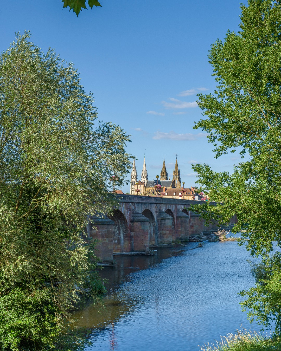 Moulins, la belle endormie au bord de l'Allier. Un pont majestueux, une cathĂ©drale qui veille... âš
đ· Allier Bourbonnais AttractivitĂ©
#Loireenvie #Moulins #Allier #AuvergneRhoneAlpes #France #Voyage #Patrimoine
