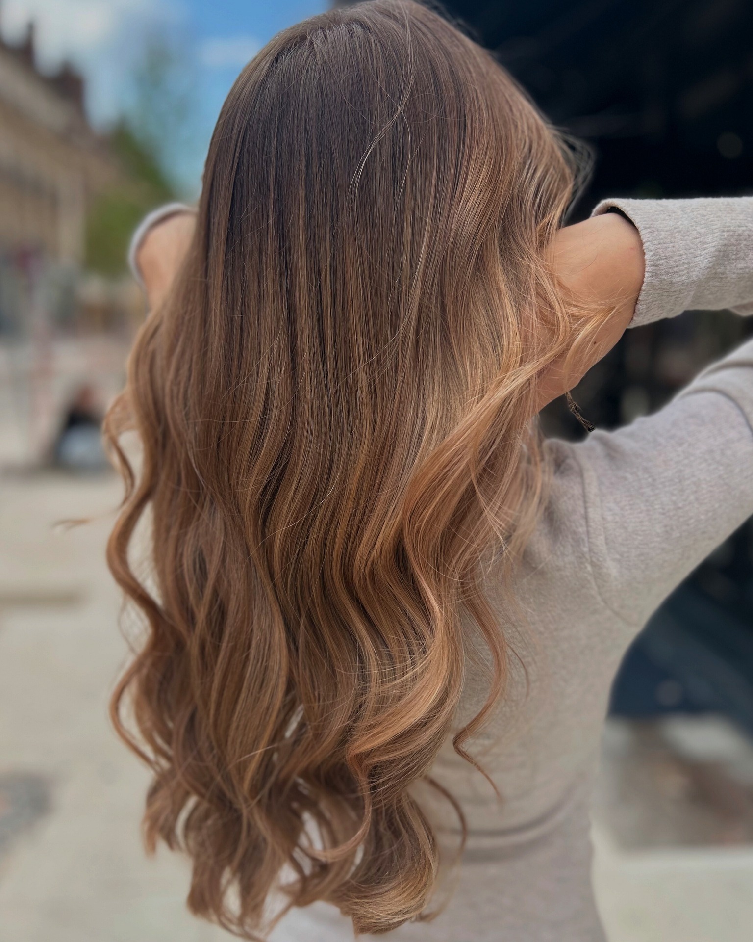 Balayage doux et plein de relief signé @inesl.prowild au salon WILD d'Evreux 🤎
Et vous, vous craquez plutôt pour les reflets dorés, cuivrés ou caramel ?
_____
#️⃣ : coloration cheveux, balayage caramel, reflets dorés, reflets cuivrés, cheveux ondulés, salon de coiffure Evreux, WILD Coiffeur Coloriste
CM & 📸 : @agence.boujoubien