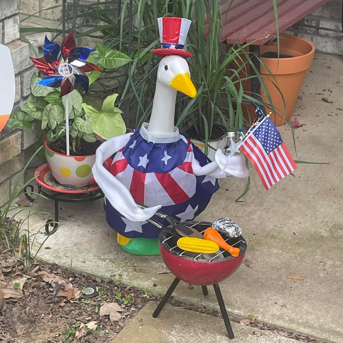 HAPPY 4TH OF JULY!!!
I hope everyone has a great day spending time with their families and relaxing!!!!
Honks and Gabby are celebrating at their cookout today!!!
#porchgooseofinstagram #mummakersofinstagram #cheerfulcrafthouse