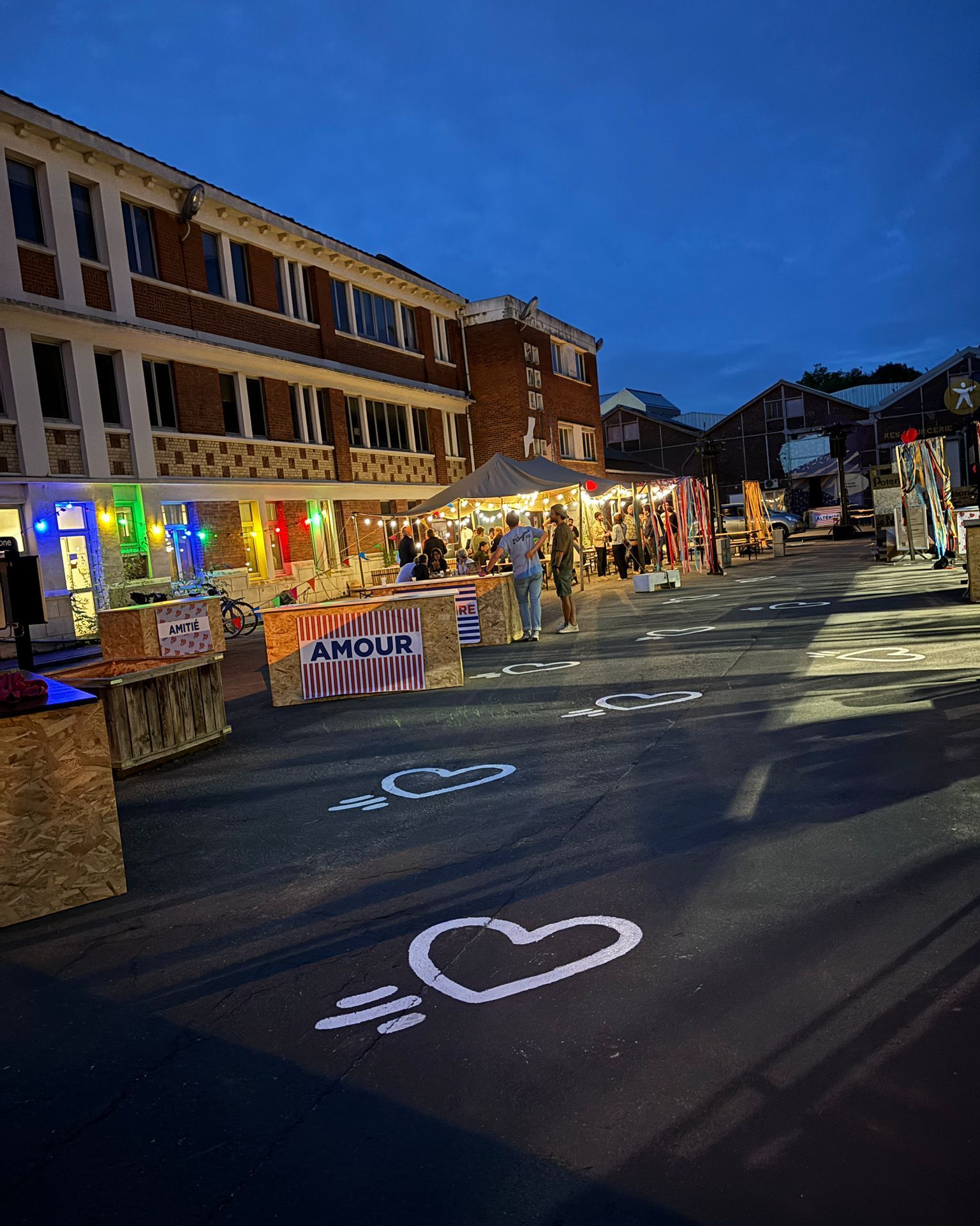 🎉 Le 26 juin, Le Souffle du Nord a soufflé ses 10 bougies !
Une journée pleine de chaleur humaine, de bières et de rêves éveillés ✨
🍳 On a cuisiné ensemble, comme une grande famille
🍽️ On a partagé un barbecue sous la pluie, parce qu’au Souffle, on se nourrit aussi de lien
🎪 On a transformé le territoire en terrain de jeu solidaire, avec des stands qui bousculent les idées reçues
🎁 On a joué au bingo engagé, avec des animateurs un peu loufoques
🎤 On a lancé la soirée en poésie avec le slam de Thibault, avec des rencontres, parce que 10 ans d’engagement, ça se célèbre aussi avec des mots
☀️ Puis on a profité de la lumière du soleil qui se couche, des moments simples d'humain à humain, de la vie.
C’était une fête, oui. Mais aussi un manifeste. Celui qu’ensemble, tout est possible. Que l’utopie n’est pas l'irréalisable, mais l'irréalisé.
Merci à celles et ceux qui étaient là. Merci d'avoir rendu ce moment si spécial, si humain, si authentique.
Et aux autres : à demain, à tout de suite même, pour créer ensemble le territoire qui nous rassemble ❤️
Parce que bien vivre ensemble, ça commence ici et maintenant !