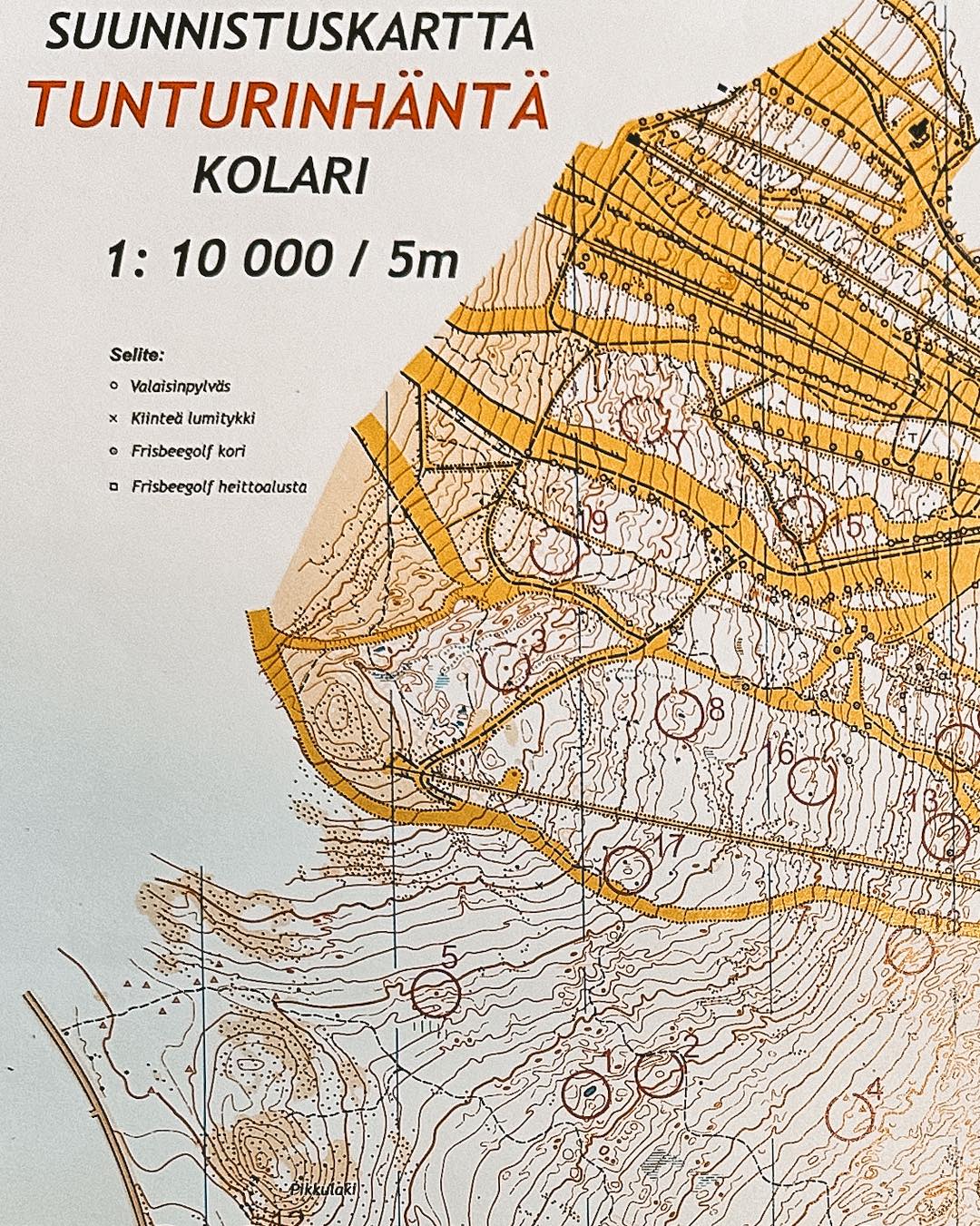 Suunnistamaan? Kartta löytyy meiltä.
Kiintorastikarttoja on saatavilla Sisu Outdoorilta, ja rasteja löytyy eri puolilta Ylläksen maastoa.
Tämä on hyvä tapa lähteä liikkeelle koko perheen kanssa.
Lapset pääsevät etsimään rasteja ja oppimaan kartanlukua, aikuiset suunnistavat mukana – tai toisin päin.
Voit haastaa itseäsi reittivalinnoissa tai kulkea rennommin ja nauttia samalla luonnosta.
Tyyli on vapaa – kartta antaa vain suunnan. 🗺️🧭
🇬🇧 Orienteering? We’ve got the maps.
Orienteering maps are available from Sisu Outdoor – with checkpoints set in various parts of the Ylläs area.
It’s a great activity for the whole family.
Kids get to look for checkpoints and learn how to read a map, and adults navigate along – or the other way around.
Go all in and challenge yourself with route choices – or take it easy and enjoy the nature around you.
Either way, the map gives you direction.
📍 Äkäslompolo – Ylläs
🔗 sisuoutdoor.com
#sisuoutdoor #suunnistus #kiintorastit #kartta #perheretki #kartanlukutaito #ylläs #visitylläs #retkelle #lapinluonto #kesä2025