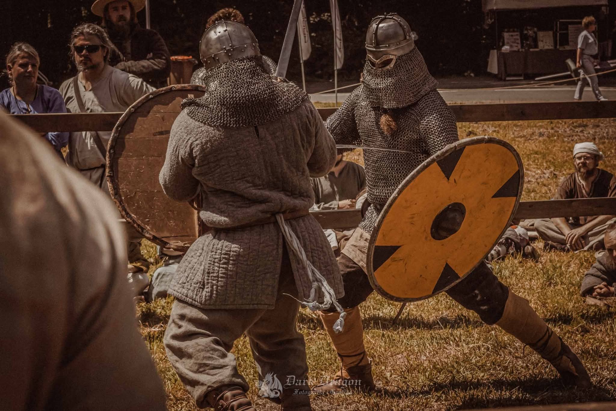 INFORMATOR TURNIEJOWY DLA REKONSTRUKTORÓW
🏆 Turniej wojów pieszych 1vs1 – ciężkozbrojni (bohurt)
🔹 Broń: miecze, topory, czekany, szable, noże bojowe.
🔹 Tarcza lub dwie bronie.
🔹 Ochrona: hełm, rękawice, stalowy pancerz (kolczuga, lamelka, łuska).
🔹 Starcia: 1 min, punktowane uda, korpus, głowa (bez twarzy i szyi), ręce (bez dłoni), nogi powyżej kolan.
🔹 Dozwolone ciosy krojące.
🔹 Utrata broni/obalenie = 1 pkt dla przeciwnika.
🔹 Faule: sztychy, dźwignie, uderzenia rantem tarczy. 1 faul = ostrzeżenie, 2 = wykluczenie.
🏆 Turniej wojów pieszych 1vs1 – lekkozbrojni (punktowy)
🔹 Broń: jak wyżej.
🔹 Ochrona: hełm z osłoną twarzy, rękawice.
🔹 System pucharowy do 7 pkt.
🔹 Punktacja: głowa, korpus (w tym barki i biodra) – 2 pkt; kończyny i dłonie – 1 pkt.
🔹 Obopólne trafienia punktowane równocześnie.
🔹 Utrata broni/obalenie = 1 pkt dla przeciwnika.
🔹 Faule jak wyżej.
🛡 Turniej „Kruczy” – drużyny 5vs5
🔹 Drużyny 5-osobowe, dowolne uzbrojenie.
🔹 Wygrana: pokonanie wszystkich lub zabicie kapitana.
🔹 Format: 3 starcia, zwycięstwo w 2 = wygrana.
🔹 Strefy trafień (broń jednoręczna/topory 2r): głowa (bez twarzy i szyi), korpus, ręce powyżej nadgarstków, uda powyżej kolan.
🔹 Włócznie: korpus od linii pach w dół, dół pachowy, uda od kolan wzwyż.
🔹 Zakazane: sztychy bronią jednoręczną i toporami dwuręcznymi, uderzenia głowicą, rantem tarczy (poza powierzchnią dozwoloną), bronią drzewcową jedną ręką, „wędkowanie” toporem, chwytanie toporem za kończyny/szyję, ciosy w twarz/szyję/kręgosłup odwróconego przeciwnika, uderzenia pięściami, głową, duszenia, dźwignie, rzuty.
🔹 Trafiony powinien natychmiast się położyć. Ignorowanie trafienia = wykluczenie + powtórzenie starcia.
📌 Zapisy w sobotę 9:00–11:00 w namiocie organizatora.
📸 Zdjęcie: @darkdragon.fotografika