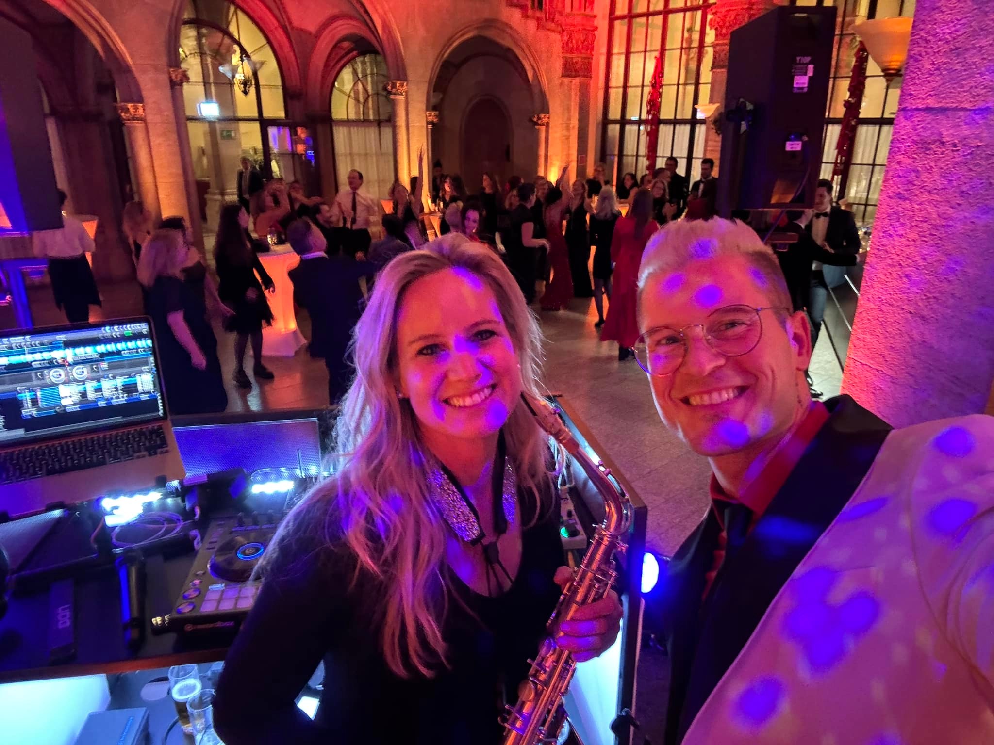 🎉 Super Party im Palais Ferstl! 🏰
💃🕺 Mega Stimmung, volle Tanzfläche – was für eine grandiose Firmenfeier von AOP! 🥂
🎧 DJ Patrick hat die Beats geliefert, 🎷 und ich durfte mit meinem Saxophon für die besonderen Vibes sorgen. 🎶
Danke für diesen unvergesslichen Abend! 🖤✨
#PartyTime #LiveMusic #SaxAndDJ #PalaisFerstl #saxgoespop
