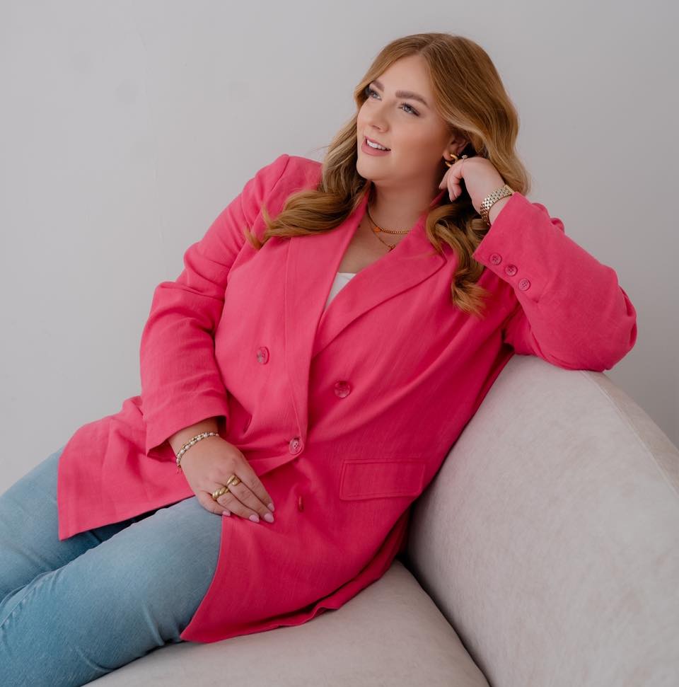 Finanzen dürfen leicht sein – und trotzdem stark✨
Ich weiß, Geldthemen wirken für viele erstmal kompliziert, trocken oder einfach nur stressig.
Aber: Genau da komme ich ins Spiel 🙋♀️
Als Finanzberaterin mit Herz, Stil und Netzwerk zeige ich dir, wie du souverän mit deinem Geld umgehst, dein Mindset auf Erfolg ausrichtest und deine Finanzen endlich in den Griff bekommst – ohne Druck, ohne Fachchinesisch.
Bei mir geht’s nicht nur um Zahlen – sondern um dein Leben, deine Freiheit und dein gutes Gefühl dabei 🩷
🧠 Dein Money Mindset ist der Anfang.
💸 Die richtige Strategie bringt den Erfolg.
👩🏼💼 Ich begleite dich Schritt für Schritt.
#FrauenUndFinanzen #FinanzGlowUp2025 #FemaleFinance #InvestierenLeichtGemacht