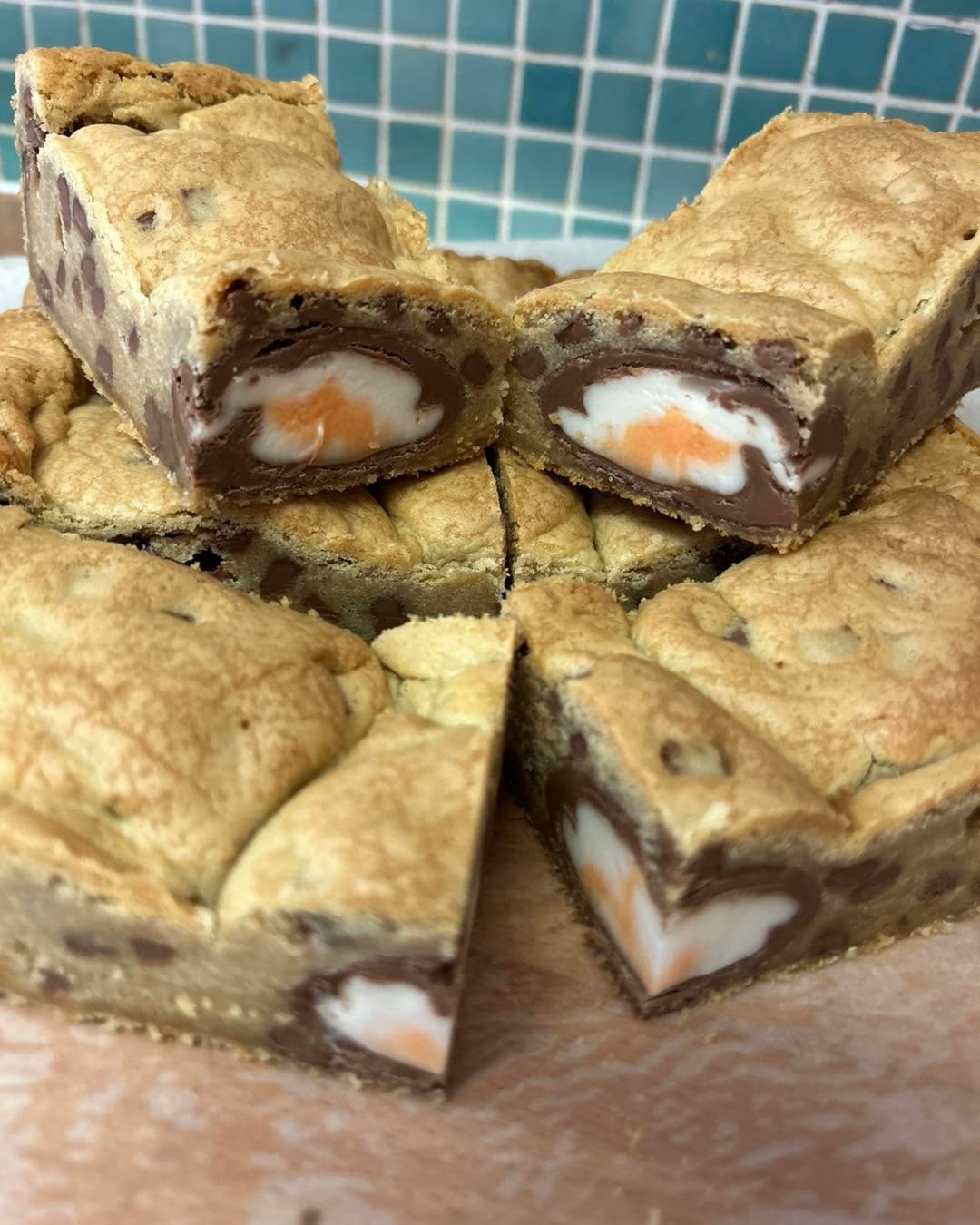 I still have looots of creme eggs....What shall I make with them?
Cookies, Brownies, Cookie Pies, Rocky Roads???
#giantcookie #milliescookies #giantbirthdaycookie #birthdaycookies #birthdaycookie #birthdaycake #decoratedcookie #cookiesofinstagram #cookiepie #cookiepiecake #cookiestagram #cookie #hampshire #southampton #eastleigh #chandlersford #romsey #mariascakesandbakes