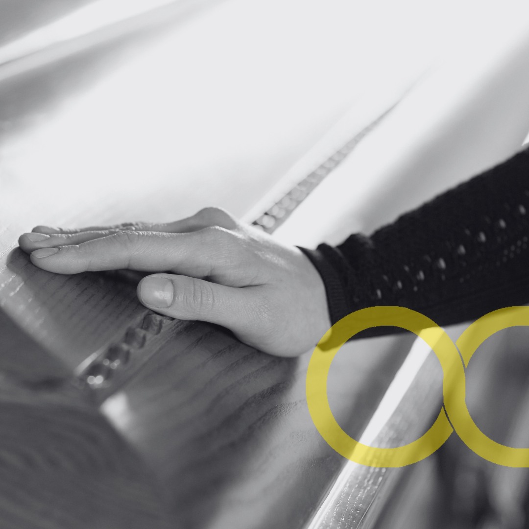 🤍 Come dare le condoglianze: la sincerità prima di tutto.
Davanti al dolore, non servono frasi perfette serve sincerità e serve il cuore.
Anche un semplice “non so cosa dire” può arrivare dritto all’anima, se è detto con verità.
✨ Parole autentiche che fanno bene:
– “Ti sono vicino/a con tutto il cuore.”
– “Non ci sono parole, ma ci sono io.”
– “Quando vorrai, io ci sono.”
🚫 Frasi da evitare, anche se in buona fede:
– “So come ti senti.” (nessuno lo sa davvero e ogni dolore è vissuto in modo personale)
– “È meglio così.”
– “Devi essere forte.”
La vera condoglianza non consola con le parole, ma con la presenza, l’ascolto, il rispetto.
🕊 A volte basta una carezza, un messaggio, un abbraccio.
L’importante è che sia autentico.
#Lutto #Condoglianze #Sincerità #Empatia #Supporto #OnoranzeFunebri #OrganizzazioneCattolica #Roma