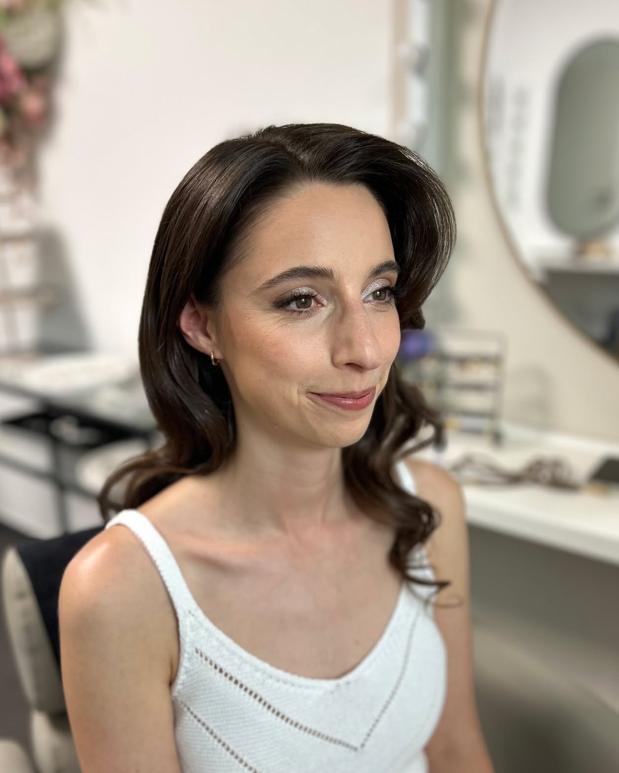 ✨ Natürliche Schönheit im Rampenlicht ✨
Weniger ist manchmal mehr – besonders am großen Tag. 💍
Ein natürliches Hochzeits-Make-up unterstreicht deine individuelle Schönheit, ohne dich zu verändern.
Zarte Töne, ein frischer Glow und leichte Akzente lassen dich strahlen – wie du bist, nur noch ein bisschen mehr du. 💫
🌿 Für Bräute, die sich selbst treu bleiben wollen.
#NaturalBride #Hochzeitsmakeup #NatürlichSchön #BridalGlow #SoftGlam #MakeupFürDieHochzeit #WeddingVibes #LessIsMore