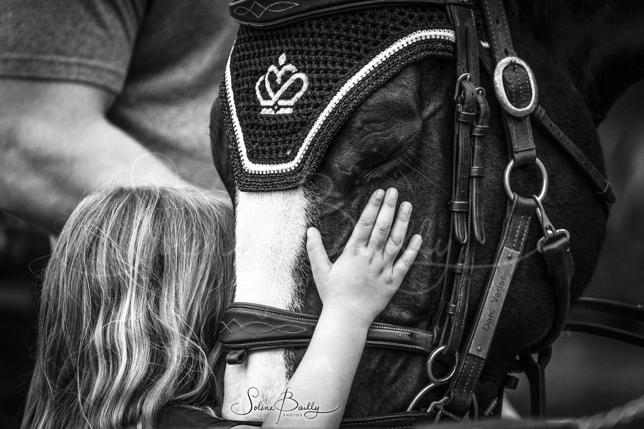 "𝑸𝒖𝒂𝒏𝒅 𝒖𝒏 𝒆𝒏𝒇𝒂𝒏𝒕 𝒕𝒐𝒖𝒄𝒉𝒆 𝒖𝒏 𝒂𝒏𝒊𝒎𝒂𝒍, 𝒄’𝒆𝒔𝒕 𝒍’𝒖𝒏𝒊𝒗𝒆𝒓𝒔 𝒕𝒐𝒖𝒕 𝒆𝒏𝒕𝒊𝒆𝒓 𝒒𝒖𝒊 𝒔’𝒂𝒑𝒂𝒊𝒔𝒆."
.
Bon week-end à tous
.
.
#blackandwhite #blackandwhitephotography #enfantcheval #Douceur #picoftheday #horseaddict #horselover