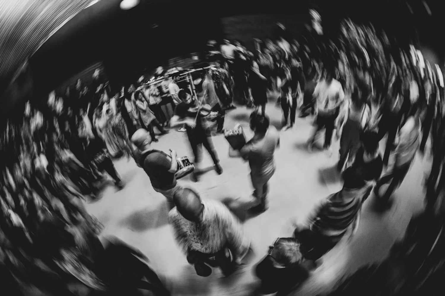 À l’occasion de l’ouverture des Fêtes de Bayonne 2025, le collectif @bilakakolektiboa vous donne rendez vous ce mercredi 9 juillet pour leur spectacle "Bilabal” ! 🪗
👉 C'est une immersion dans une culture basque réinventée, portée par une énergie collective incroyable. Sur scène, musique et danse traditionnelles se mélangent, se transforment et prennent une toute nouvelle dimension. Le public ne reste pas spectateur, on est invité à danser avec eux !
📍Rendez vous sur la place Jacques Portes dès 19h
Cette prestation est soutenue par la Communauté d’Agglomération Pays Basque 🤝
#bilakakolektiboa #danse #concert #musique #fetedebayonne #bayonne #convivial #euskalherria #bilabal