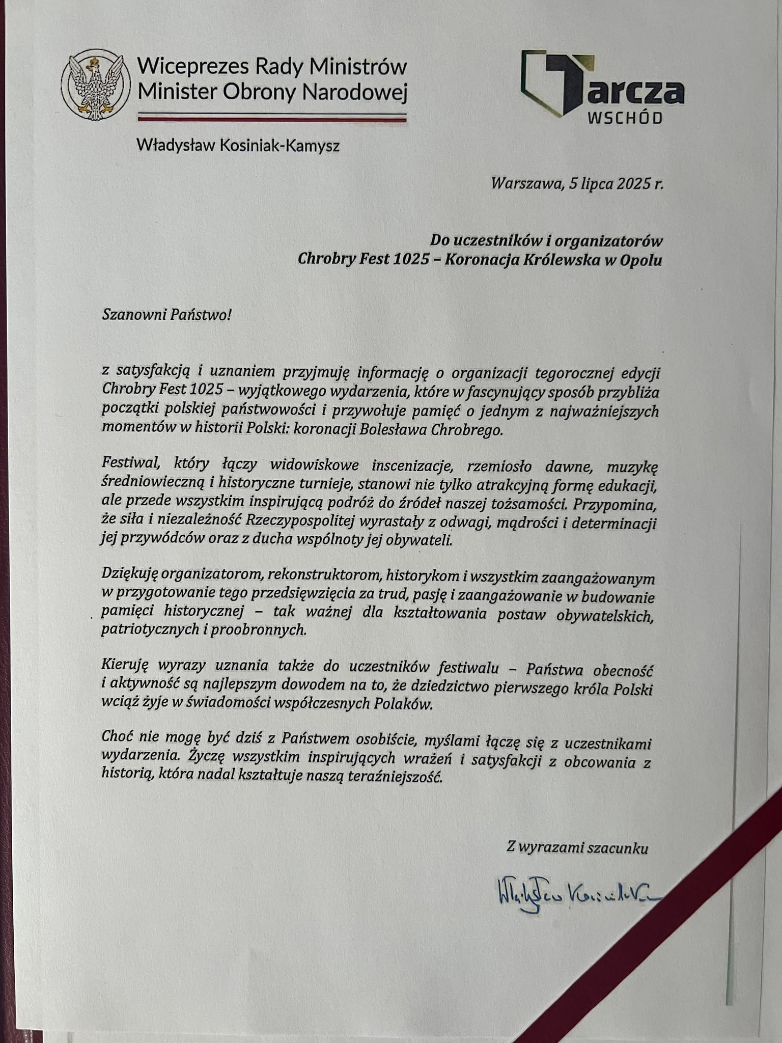 Serdecznie dziękujemy za list od Ministra Obrony Narodowej @kosiniakkamysz przekazany osobiście przez @piotr_pospiech_woj_op.
W imieniu grona organizatorów Festiwalu bardzo doceniamy wkład w wydarzenie i wszelkie wsparcie.
Zapraszamy serdecznie za rok!
#chrobryfest #chrobryfest1025 #muzeumwsiopolskiej