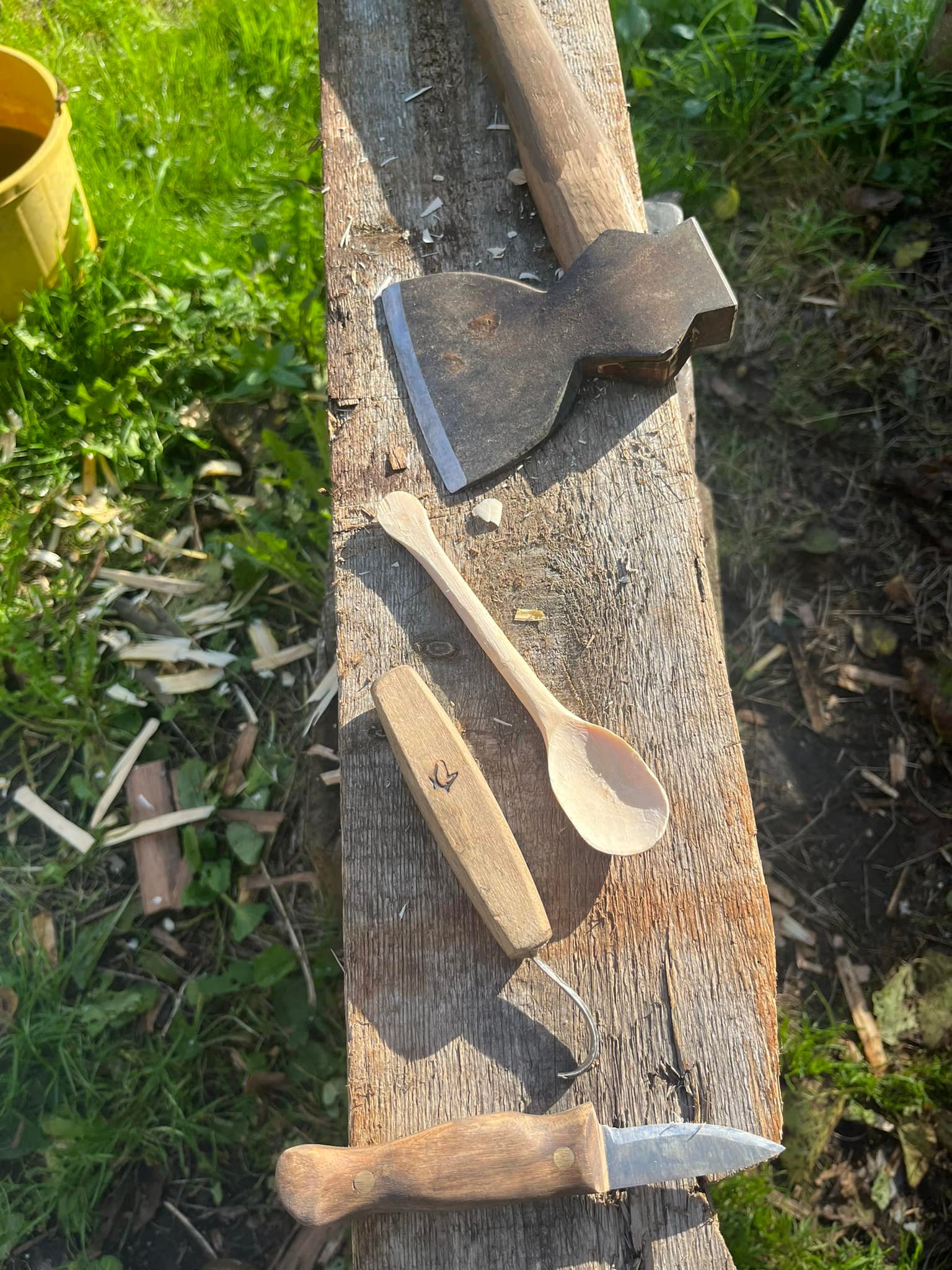 Woodcrafty day today. We may a load of faggots and stakes from a fallen tree to help stabilise the river bank. It was an apple tree so I couldn’t help but make a spoon.
#Woodcraft #riverrestoration #ChalkStream #itchen #hampshire #traditionalcrafts