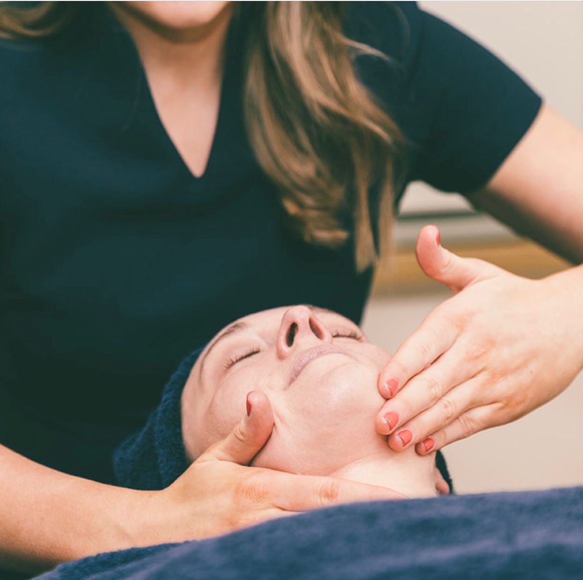 Your skin deserves expert attention, not just a quick fix. ✨ Our E&S Bio Radiance Facial restores glow, boosts hydration and leaves you radiant. It’s our go-to for clients looking for long-term results.
#lanarkshirebusiness @estimeetsens_uk #FacialGoals #SkinConfidence #NoFilterSkin #metime #timeoutforyou