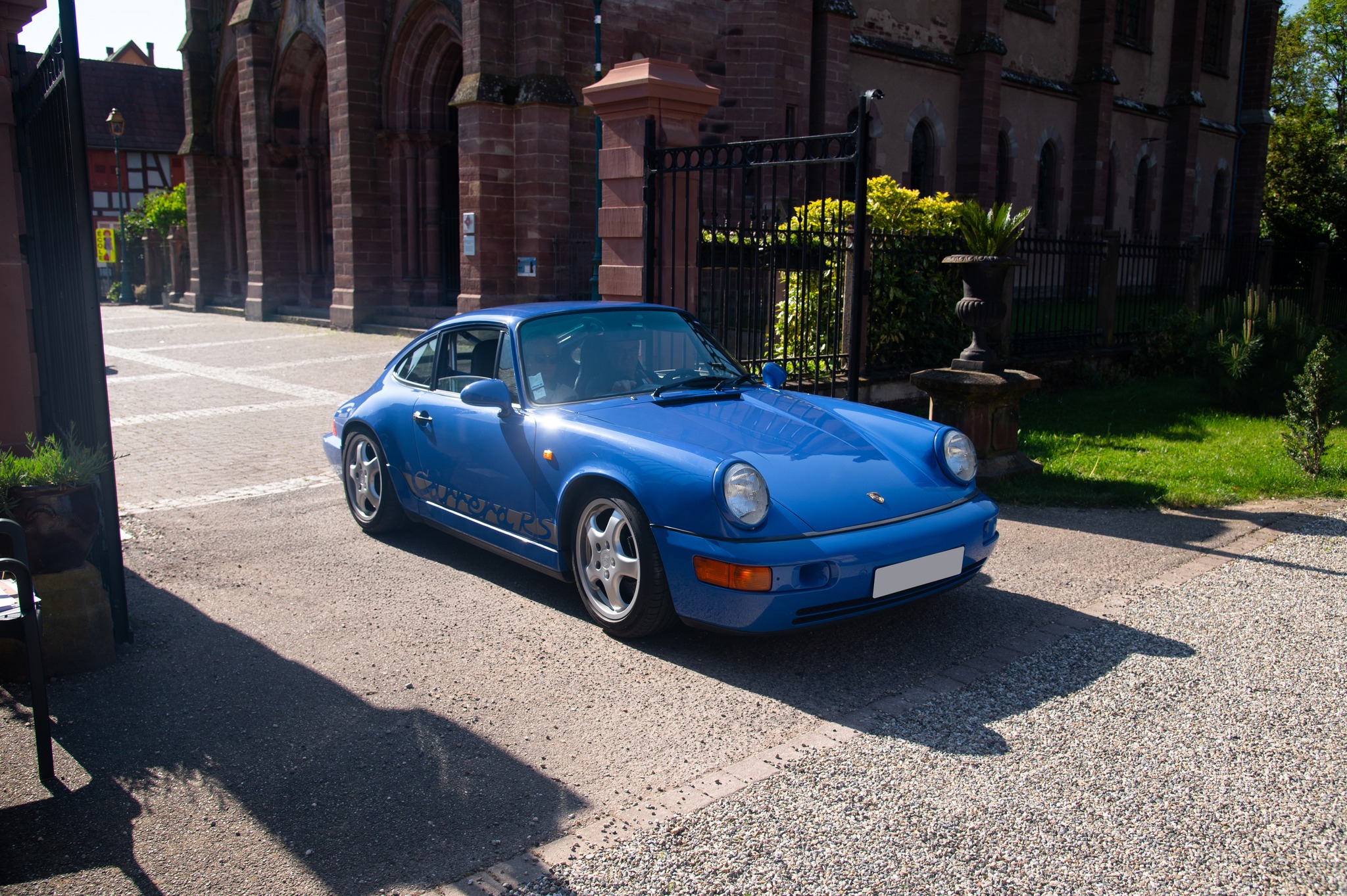 Focus sur l'une des pépites présentes à Timeless Classics : La Porsche 964 Carrera RS 'Light' !
La Porsche 964 Carrera RS Light est une version allégée et plus radicale de la 964 Carrera RS, un modèle mythique de la marque allemande, produit à la fin des années 1980 et au début des années 1990. Introduite en 1991, cette version a été conçue dans un but précis : offrir une expérience de conduite plus pure et plus sportive, tout en faisant un compromis sur le confort et les équipements pour réduire le poids de la voiture.
La Porsche 964 Carrera RS Light a été lancée à un moment où Porsche voulait offrir une voiture plus extrême à la clientèle, tout en honorant son héritage de véhicules de course. Le modèle 964 Carrera RS (Touring) a été la version de « confort » du modèle RS, alors que la version Light était l'option pour les puristes cherchant une voiture plus proche de la compétition. Elle a été produite en quantités limitées, principalement pour le marché européen, et a permis à Porsche de tester les limites de la performance sur route.
Le développement de la version Light de la 964 Carrera RS a été un véritable défi pour Porsche. Alors que le modèle de base, la 964 Carrera RS (M002), avait déjà une réputation de voiture de performance exceptionnelle, le défi pour les ingénieurs était de créer une version encore plus allégée, plus radicale, sans sacrifier les performances. Une partie de cette réduction de poids a été obtenue en remplaçant de nombreuses pièces métalliques par du polycarbonate (notamment pour les fenêtres latérales et arrière), et en utilisant des sièges en fibre de carbone. Ces choix de matériaux étaient typiques de l'approche Porsche de l'époque, visant à maximiser les performances tout en conservant une certaine authenticité en matière de conception.
Rendez-vous sur https://www.timelessclassics.fr/2025/galerie pour consulter la galerie photos de l'événement.
📸 @allan_photography8
www.timelessclassics.fr
#TimelessClassics #Merci #VoituresDeCollection #PassionAuto #CarCulture #Classiccar #Event #Evenement #Privé #EvenementPrive #Alsace #BasRhin
