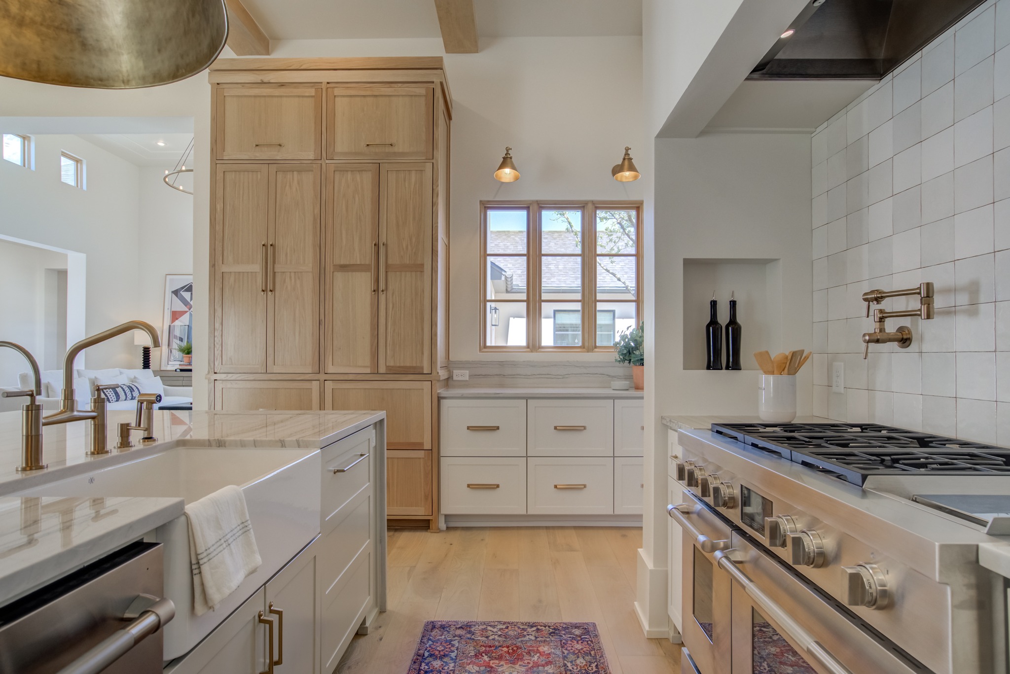 A timeless kitchen
Builder: @derekcooperconstruction
Lubbock Custom Home |Parade of Home | Architectural Inspiration | Interior Design | Lubbock Home Design | West Texas Home | Kitchen Ideas
#pddtexas #lubbockparadeofhome #paradehome #kitcheninspo #kitchendesign #lubbockhome #westtexashome #customhome #lubbocktexas #ashleyadamsmedia