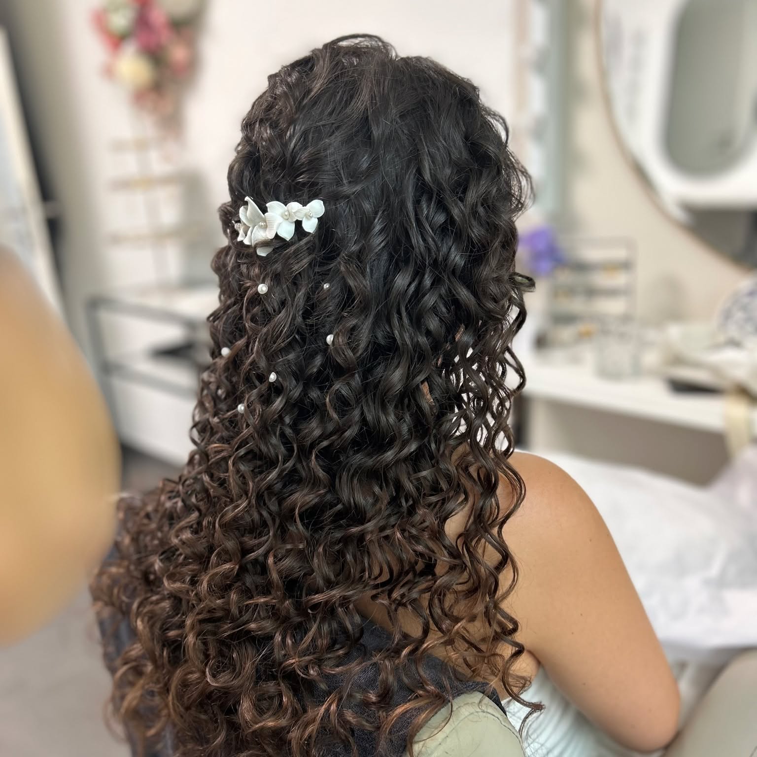 🔥 Naturlocken? Boost it! – So bringst du deine Curls zum Strahlen
Du hast Naturlocken, aber sie sind nicht überall gleich definiert? Kein Problem – mit einem schmalen Lockenstab (ca. 9–13 mm) kannst du deine natürlichen Locken perfekt unterstützen und auffrischen! 💁🏽♀️✨
Statt die Haare komplett neu zu stylen, gehst du gezielt einzelne Strähnen an:
🔹 Frizzige Partien nacharbeiten
🔹 Lockenmuster verstärken
🔹 Mehr Definition und Sprungkraft erzeugen
💡 Tipp: Verwende vorher einen Hitzeschutz und arbeite mit kleinen Abteilungen – das sorgt für ein gleichmäßiges, natürliches Ergebnis.
#CurlyHairLove #Lockenliebe #NaturlockenStyling #CurlEnhancement #KleineLocken #CurlyRoutine #HitzestylingMitVerstand