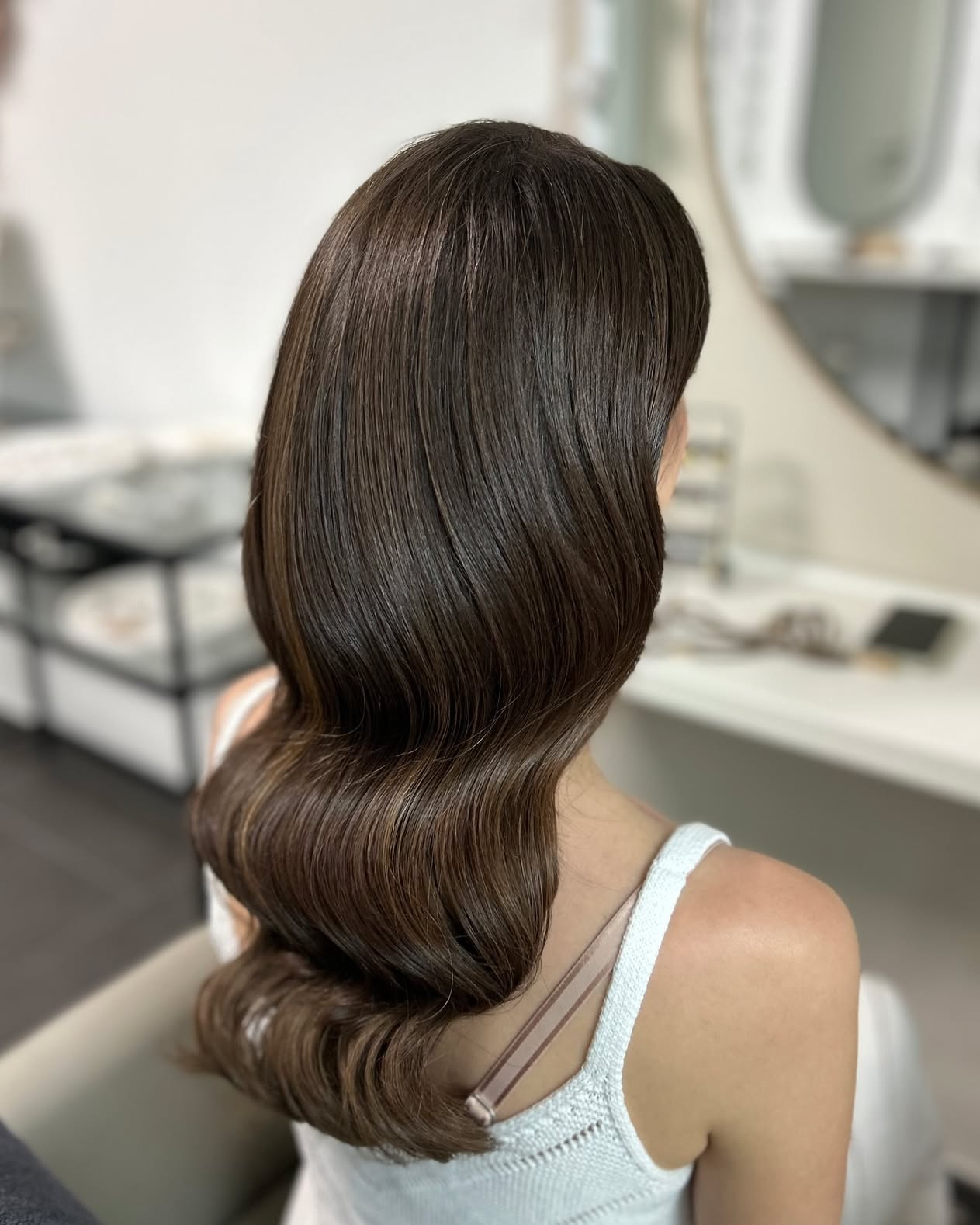 💫 Elegante Waves – Der zeitlose Glamour-Look
Elegante Waves sind zurück – und stilvoller denn je! 💁♀️✨
Ob für Hochzeiten, Abendveranstaltungen oder als edler Alltagslook: Die sanften, fließenden Wellen strahlen pure Eleganz, Weiblichkeit und Selbstbewusstsein aus.
Inspiriert von den ikonischen Hollywood-Stars der 40er und 50er Jahre, feiern die „Old Hollywood Waves“ heute ein glamouröses Comeback – kombiniert mit modernen Techniken, Volumen und natürlichen Texturen.
Was sie so besonders macht?
🌟 Sie schmeicheln jeder Gesichtsform
🌟 Wirken sowohl klassisch als auch modern
🌟 Und passen zu offenen Haaren, Half-Up-Dos oder eleganten Hochsteckfrisuren
💡 Tipp: Für den perfekten Look brauchst du große Lockenwickler oder ein breites Glätteisen – und ganz wichtig: Glanzspray nicht vergessen!
✨ Eleganz ist kein Trend – sie ist ein Statement.
Bist du Team Glam-Waves? 💬
#ElegantWaves #HollywoodHair #GlamourLook #WavesComeback #VintageBeauty #FrisurenInspiration #HairGoals