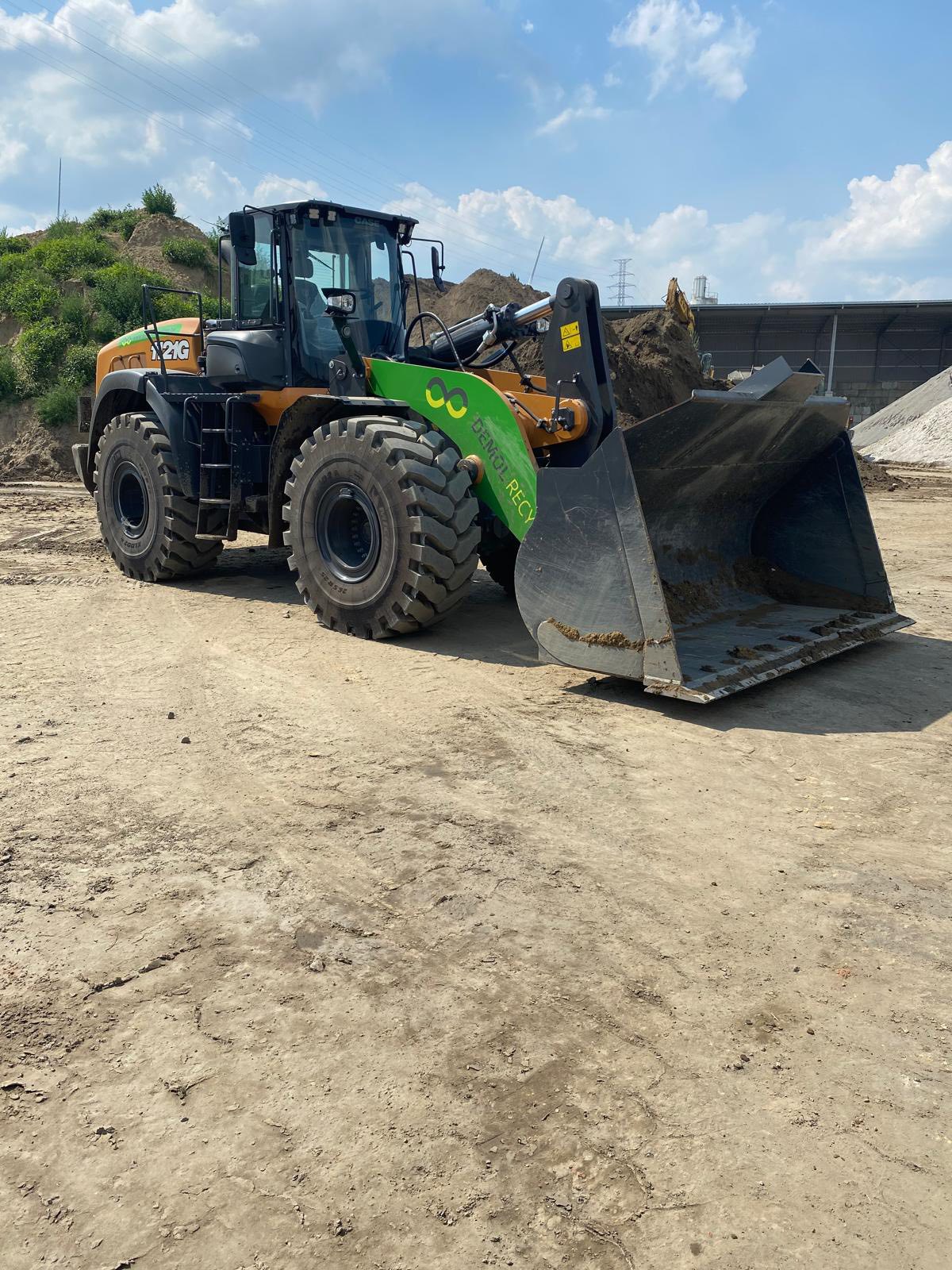 Bouwverlof!! ☀️🏖️🏝️We gaan er bij Grondwerken De Mol even tussenuit!
Dikke merci aan al onze medewerkers en onderaannemers voor de geleverde inspanningen 🙏.
Onze Collega’s van De Mol Recycling BVBA blijven dapper doorgaan 💪 🙏🥳
Op de valreep heeft Key-Tec bv, Manitou/Case Construction/CMC nog een nieuwe krachtpatser afgeleverd zodoende we jullie kunnen blijven bedienen tijdens en na het bouwverlof. Bedankt Maarten Spelier voor de aflevering.
Betoncentrale ,TOP en containerservice blijven open tijdens het verlof vanaf 06.00u tot 17.00u!
Allen welkom 🤗
#TeamDeMol #bouwverlof #containerverhuur #betoncentrale #afvalverwerking #recycling #merci