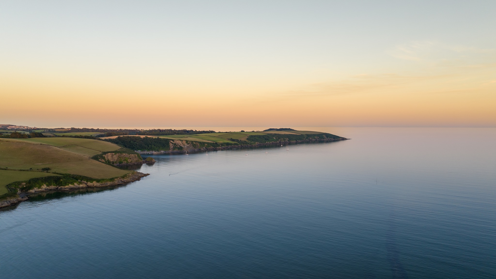 🌞Golden hour..
Thursday evening delivered absolute perfection. The sun dipped behind the horizon over Par during golden hour, casting golden reflections across a mirror-like St. Austell Bay - the water was like a millpond.
#DronePhotography #CornwallViews #SunsetMagic #StAustellBay #ParBeach #MillpondMoments #GoldenHour #DronePhotography