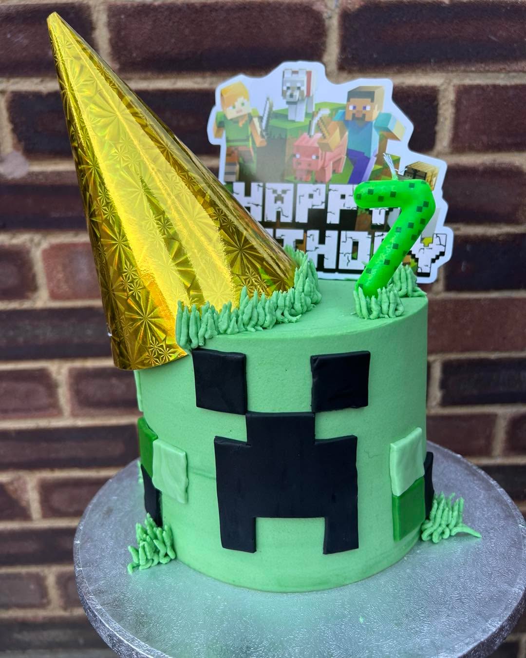 Minecraft party 🥳
#minecraft #minecraftbuilds #minecraftcakes #minecraftcreations #cakeforkids #dripcake #minecraftdripcake #funcakes #cakedecorating #cakedesigns #hampshire #southampton #eastleigh #chandlersford #romsey #mariascakesandbakes