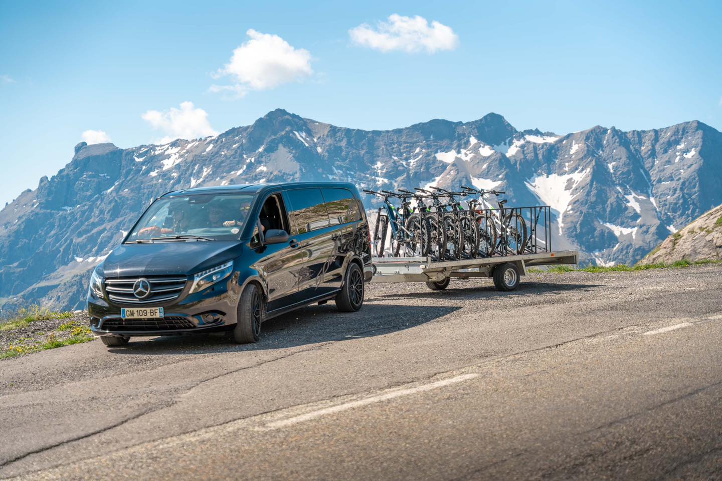 Les Shuttles sont là ! 🫶🏻🙌🏻 Découvrez la montagne autrement ! Nos navettes VTT vous emmènent en haut des plus beaux itinéraires.
À partager entre amis ou en famille, avec des paysages incroyables à la clé. Réservez vos places en cette période de l'année !!
📲 +33(0)4 92 49 61 74 (CHANTEMERLE)
+33(0)4 92 45 16 43 (VILLENEUVE)
+33(0)4 92 48 50 05 (MONETIER LES BAINS)
📷 @alpes_photographies
#SportrentSerreChevalier #SerreChevalier #ÉcoleVTT #LocationSerreChevalier #VTT