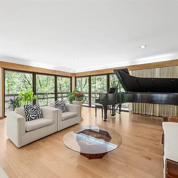 🎨 Fresh Ceilings, Fresh Vibes!
We just wrapped this stunning Iowa City home with a full ceiling refresh — and it totally transformed the space! 🏡✨
✅ Clean white ceilings
✅ Light-enhancing finish
✅ Perfect backdrop for those tree-line views 🌳
Prepping for market? Or just ready to elevate your space? Let’s talk.
📍 Iowa City, IA
🖌️ Interior painting by Henry’s Painting & Contracting
#CeilingRefresh #InteriorPainting #IowaCityHomes #PaintingTransformation #HenrysPainting #FreshPaintFeels #IowaContractors #BeforeAndAfter #PainterLife #HomeUpgrades #CeilingGlowUp #IowaLiving #PaintedToPerfection #ModernHomeVibes