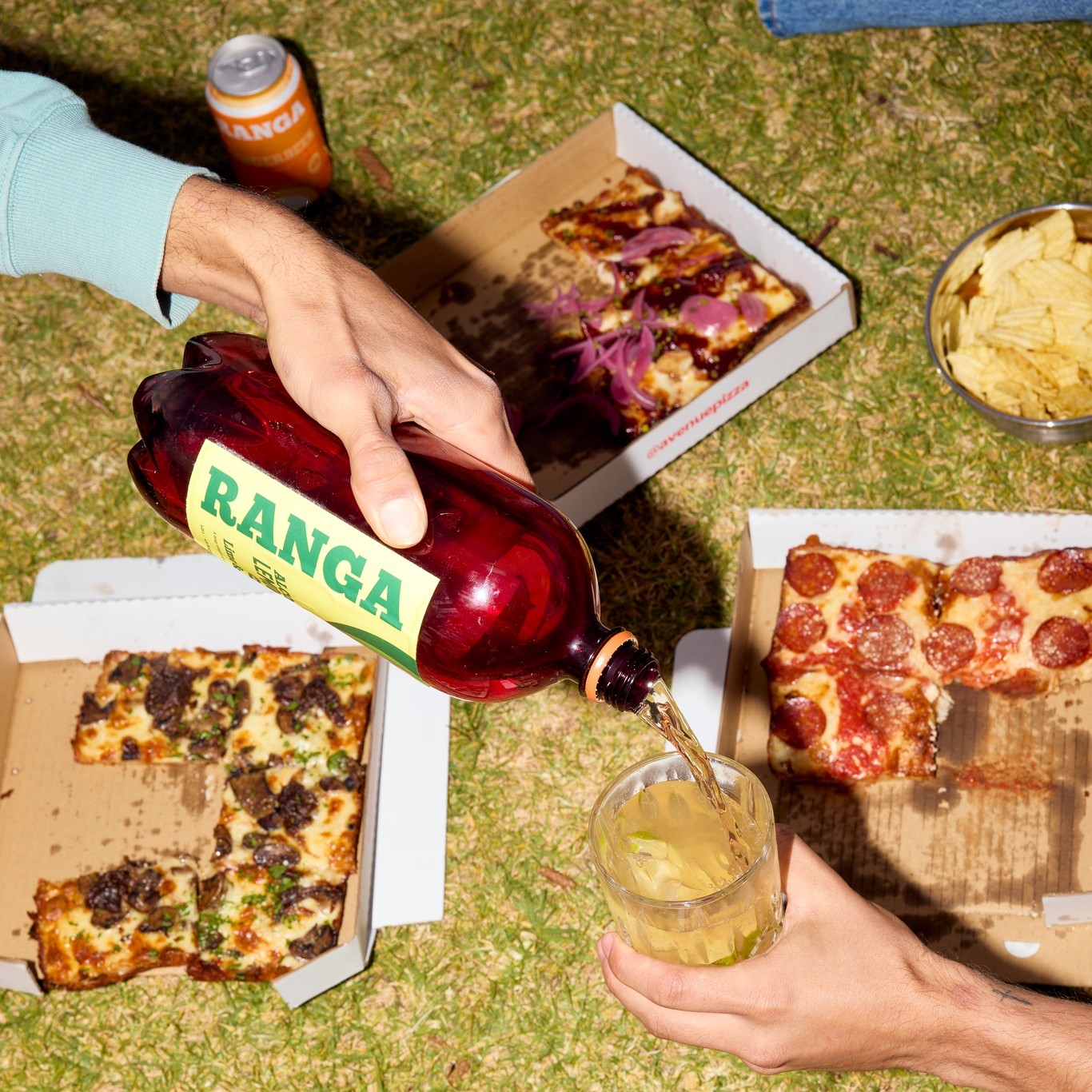 Too cold? No such thing!! Our Ranga Alcoholic Lemonade is perfect served chilled, and enjoyed with mates💚
#ranga #lemonade #llb #lemonlimeandbitters #ProudToBeGinger #newzealand #rangagingerbeer #winter #friends #ProudToBeDifferent