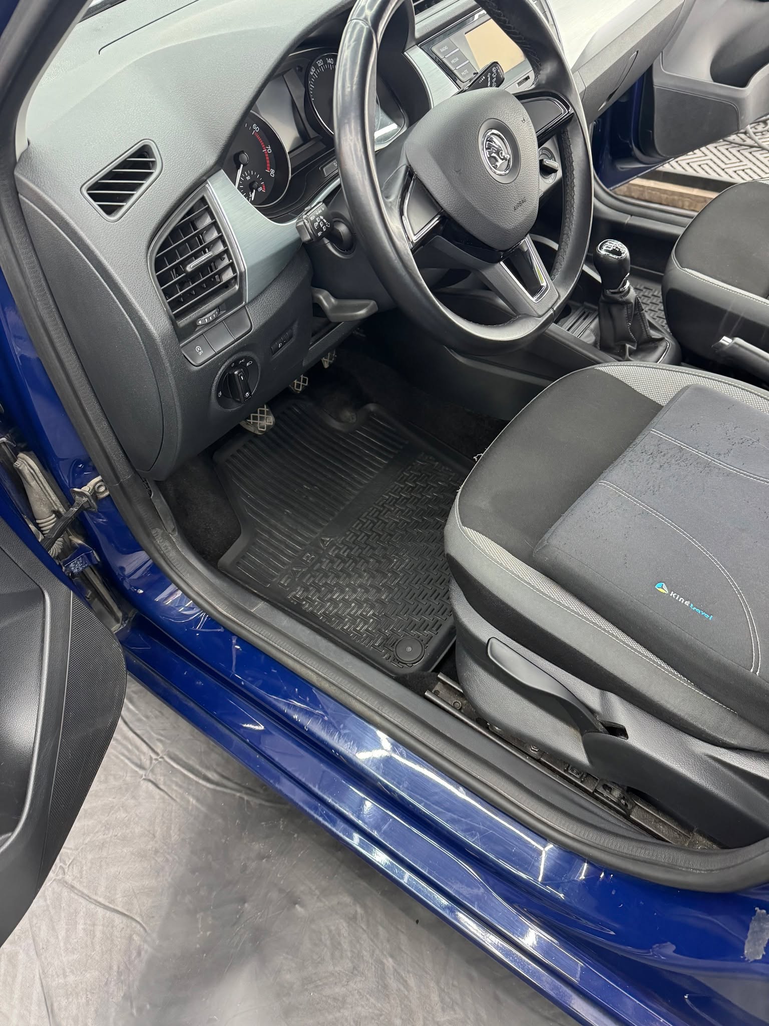 ✨ Un intérieur qui respire la fraîcheur !
Cette Skoda Fabia a bénéficié de notre soin Radieux au centre EasycleanVS, et le résultat est à la hauteur : un habitacle propre, sain et agréable, prêt pour reprendre la route. 🧼🚗
Notre prestation Radieux, c’est :
🕐 1h de nettoyage intérieur
💰 CHF 65.–
📍 Centre EasycleanVS – Cristal, Martigny
📞 079 565 86 12
Offrez à votre voiture le soin qu’elle mérite, réservez dès maintenant sur www.easycleanvs.ch
#EasycleanVS #SkodaFabia #NettoyageRadieux #NettoyageIntérieur #Valais #CristalMartigny #CarDetailing #AutoPropre #SkodaLovers