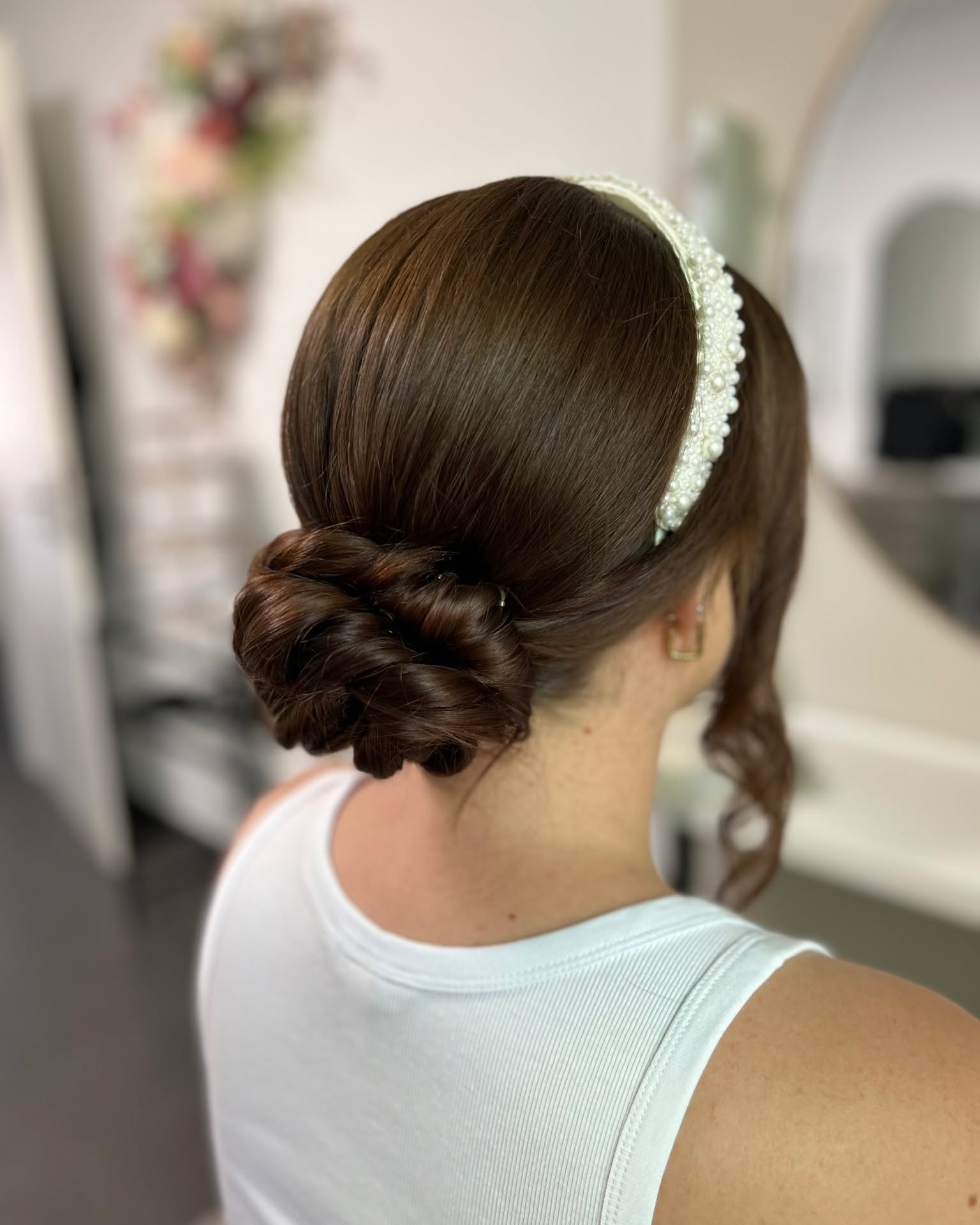 Hochsteckfrisuren, Föhnwellen & Co. erleben gerade ihr großes Revival – aber nicht 1:1 wie früher, sondern mit einem frischen, modernen Twist. ✨
Ob 60er-Jahre-Beehive, 90er-Zöpfe oder klassische Dutts – Retro-Frisuren feiern ihr Comeback und werden heute kreativ neu interpretiert: lockerer, weicher, femininer. Genau wie auf dem Bild: eine elegante Hochsteckfrisur mit verspielten Strähnen – Vintage trifft Moderne. 💫
Warum wir alte Looks lieben?
🔹 Sie bringen Charakter & Charme
🔹 Sie erzählen Geschichten
🔹 Und sie zeigen: Stil ist zeitlos.
📸 Tipp: Kombiniere Retro-Hairstyles mit aktuellen Outfits – für den perfekten Mix aus Nostalgie und Zeitgeist.
Was ist dein liebster Frisuren-Klassiker, den du heute noch (oder wieder) trägst?
👇 Lass es mich in den Kommentaren wissen!
#BeautyRetro #FrisurenComeback #VintageHair #Hochsteckfrisur #HairInspo #Trendfrisur #EleganztrifftZeitgeist