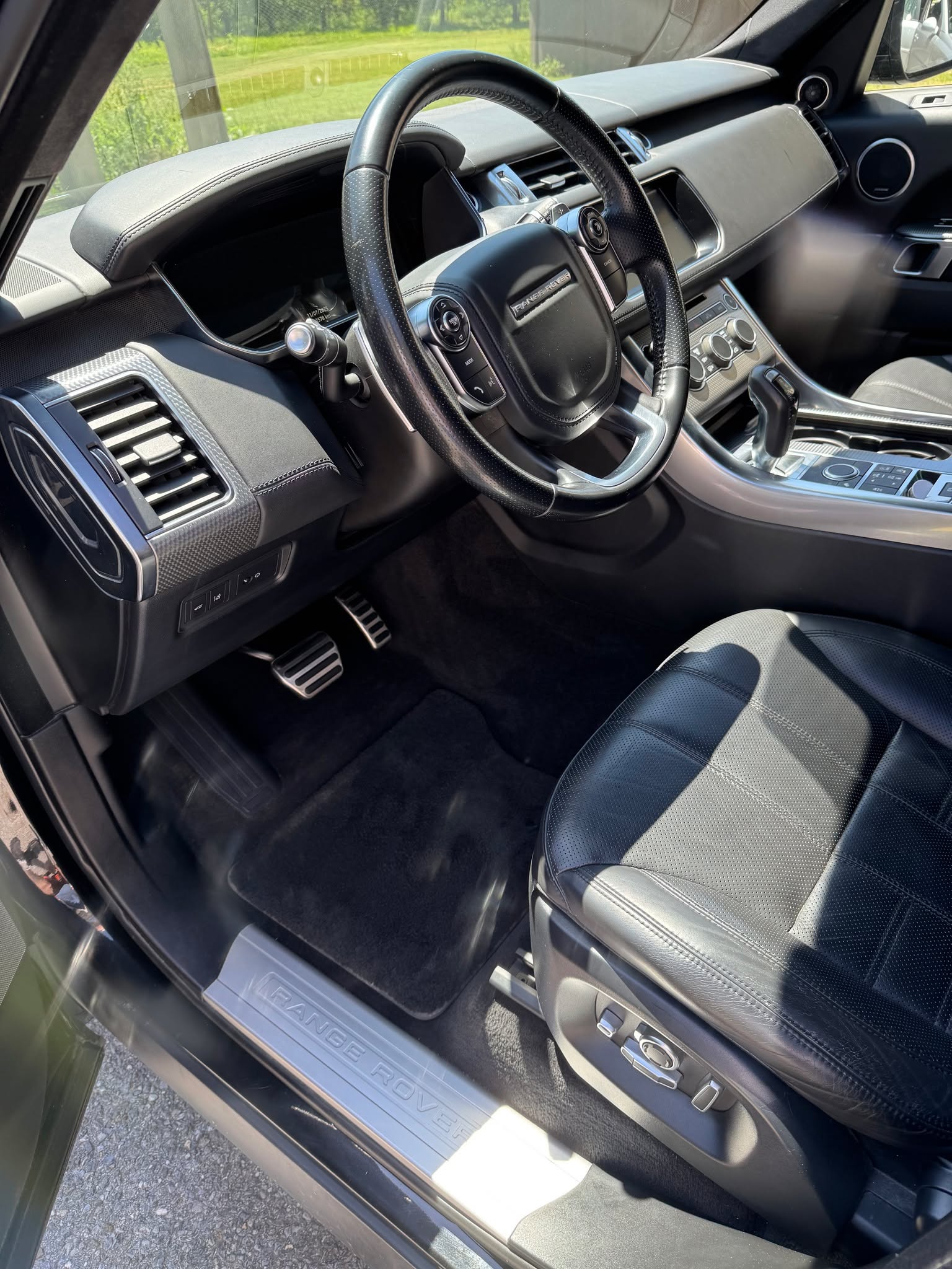 🧼 L’excellence à domicile, signée EasycleanVS.
Le Range Rover Sport Autobiography mérite un soin à la hauteur de son standing… et c’est exactement ce que notre prestation Impeccable lui a offert, directement à domicile 💎🚙
Résultat : un habitacle rafraîchi en profondeur et un extérieur éclatant, pour une allure à couper le souffle ✨
🕒 Prestation : Impeccable (2h intérieur)
💰 CHF 110.–
📍 À domicile – Valais et environs
📞 079 565 86 12
🌐 www.easycleanvs.ch
#EasycleanVS #RangeRoverSport #Autobiography #NettoyageImpeccable #DetailingDomicile #Valais #Martigny #CristalMartigny #CarDetailing #RangeRover #LuxuryCarCare