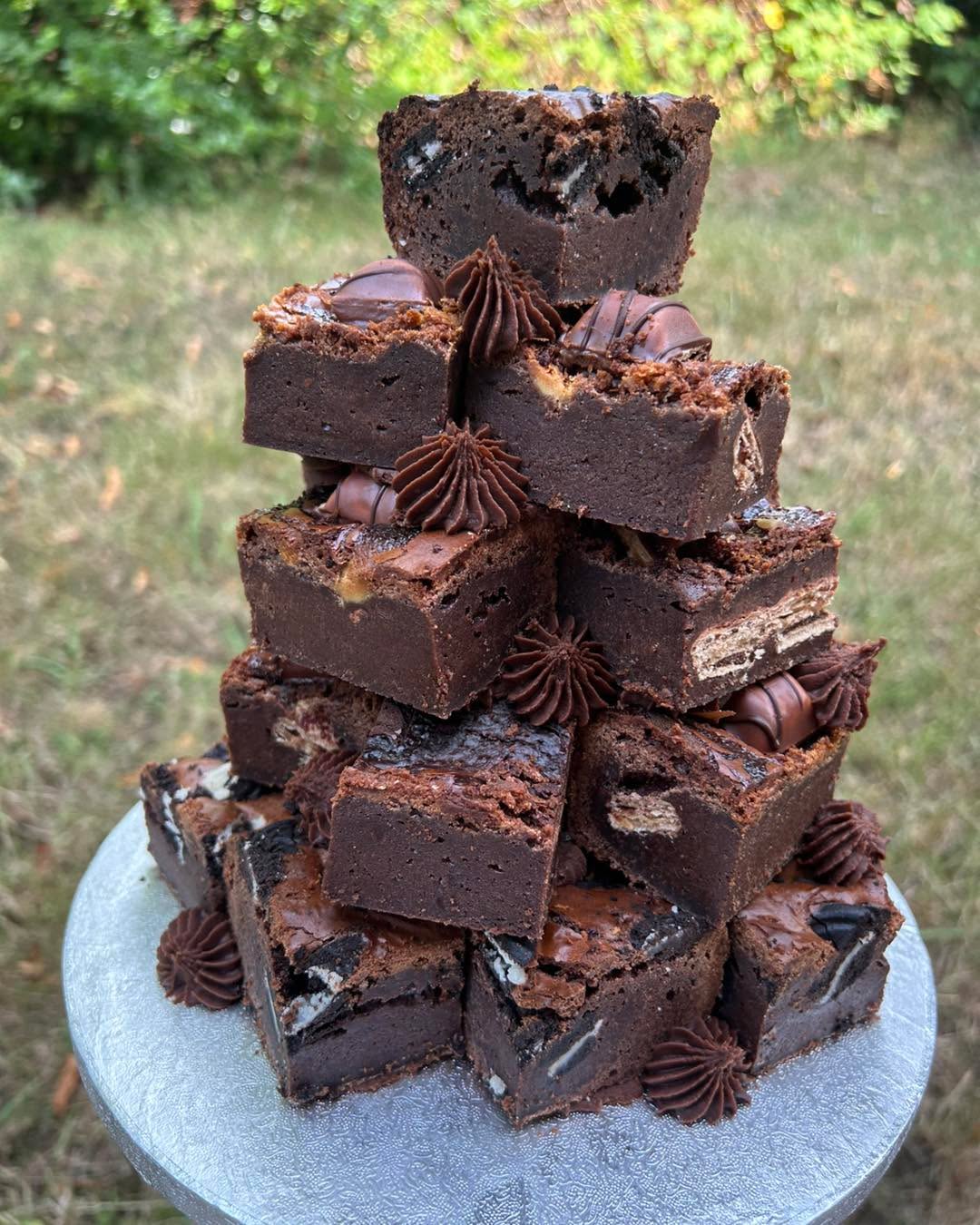 Have you seen anything more delicious???
20 bite size brownies in kinder, Nutella and Oreo flavours 😍
#chocolate #sayitwithcake #congratsbrownies #sayitwithbrownies #brownieheaven #browniebox #brownielovers #brownies #browniestack #brownietower #brownietray #birthdaybrownies #browniegift #orangetwirl #brownieslovers #decoratedbrownies #brownieheaven #hampshire #southampton #eastleigh #chandlersford #romsey #mariascakesandbakes