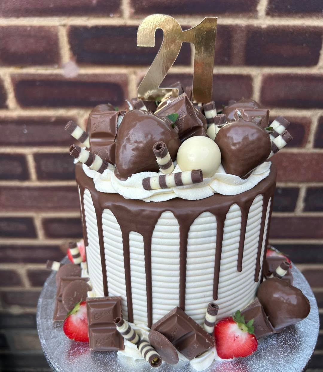 Chocolate covered strawberries count as one of your five a day, right?
#yellowrosescake #dripcake #strawberrydripcake #60thbirthdaycake #chocolatecake #chocolatedippedstrawberries #chocolatecoveredstrawberries #60thdripcake #chocolatedripcake #stunningcakes #simpleyetelegant #hampshire #southampton #eastleigh #chandlersford #romsey #mariascakesandbakes