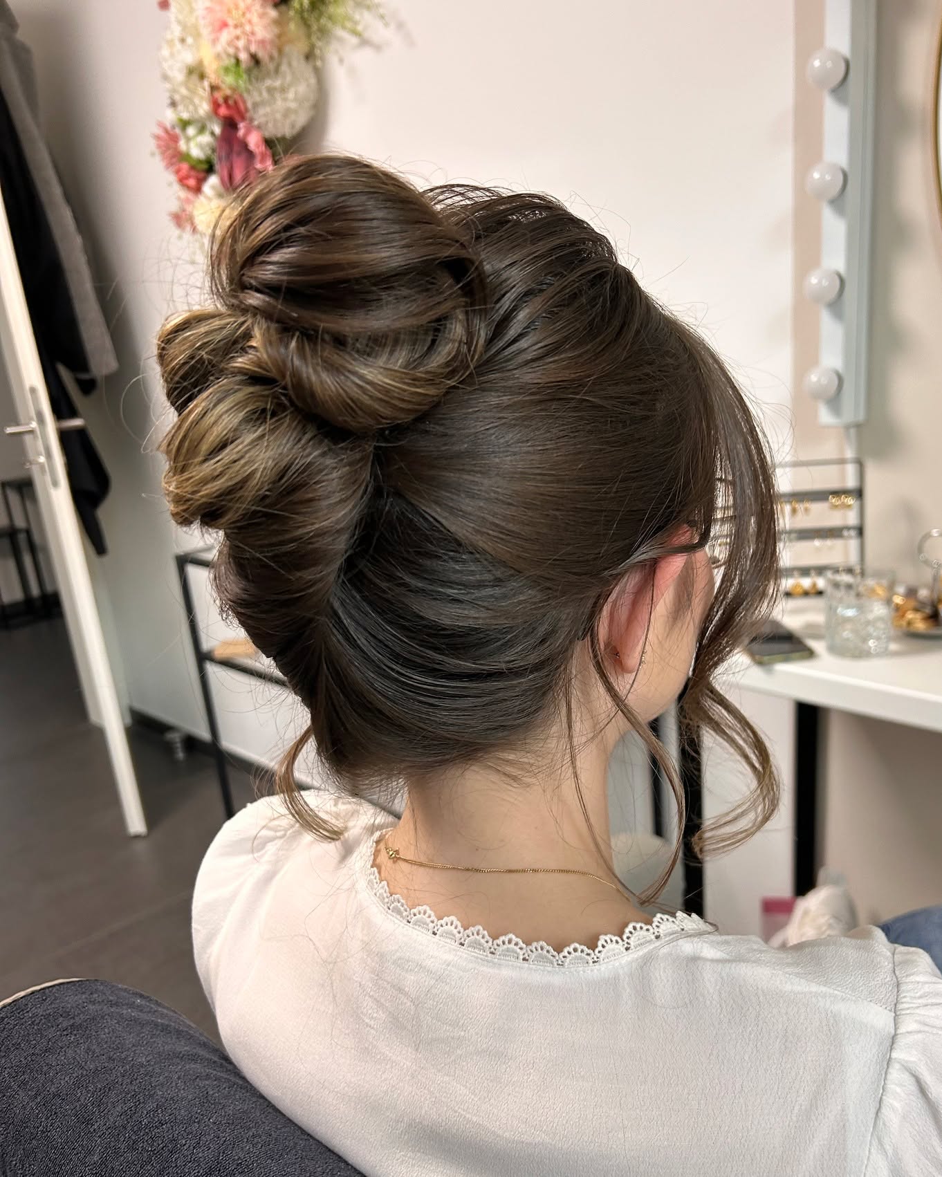 Frisurentrends feiern ihr Comeback – Retro is back!
Ob elegante Hochsteckfrisuren, sanfte Wellen oder der lockere Pony – viele Frisuren vergangener Jahrzehnte sind heute wieder total angesagt! 💇♀️✨
Was früher auf alten Fotos unserer Mütter zu sehen war, trägt man heute mit modernem Twist:
🔁 Die 90er-Jahre Blowout-Welle
🔁 Die 2000er-Zöpfe mit Haarklammern
🔁 Und elegante Dutts wie aus den 50ern – neu interpretiert und super stylisch!
Warum kommen diese Looks zurück? Ganz einfach: Sie strahlen Eleganz, Nostalgie und Individualität aus. Und dank Social Media werden alte Frisurentrends schneller wiederentdeckt und kreativ neu gestylt. 💫
👉 Was ist dein liebster Retro-Hair-Look?
#HairTrend #RetroFrisur #TrendComeback #VintageHair #Hochsteckfrisur #Frisureninspiration