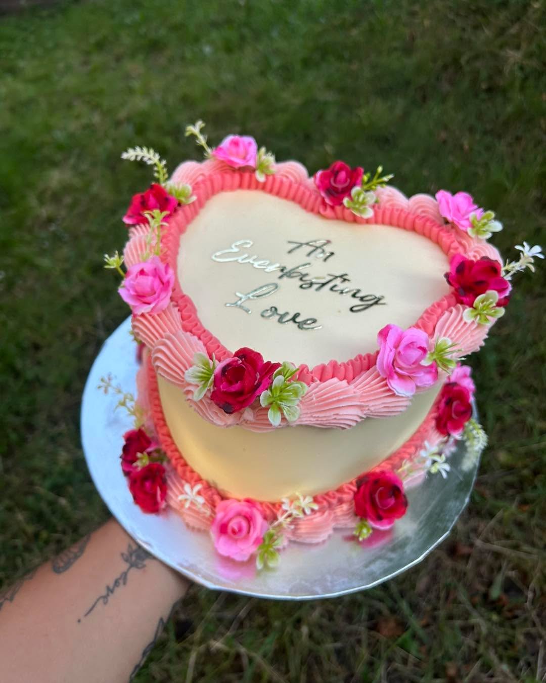 What a beauty 🩷🌸🌺
This could be one of my favourite cakes ever! 🌹🌺🌸
#vintagecake #vintagepipedcake #pipedcake #lambrethcake #pipingtechniques #classiccake #prettycake #birthdaycakes #vintagecakes #pipingcake #fancypiping #hampshire #southampton #eastleigh #chandlersford #romsey #mariascakesandbakes