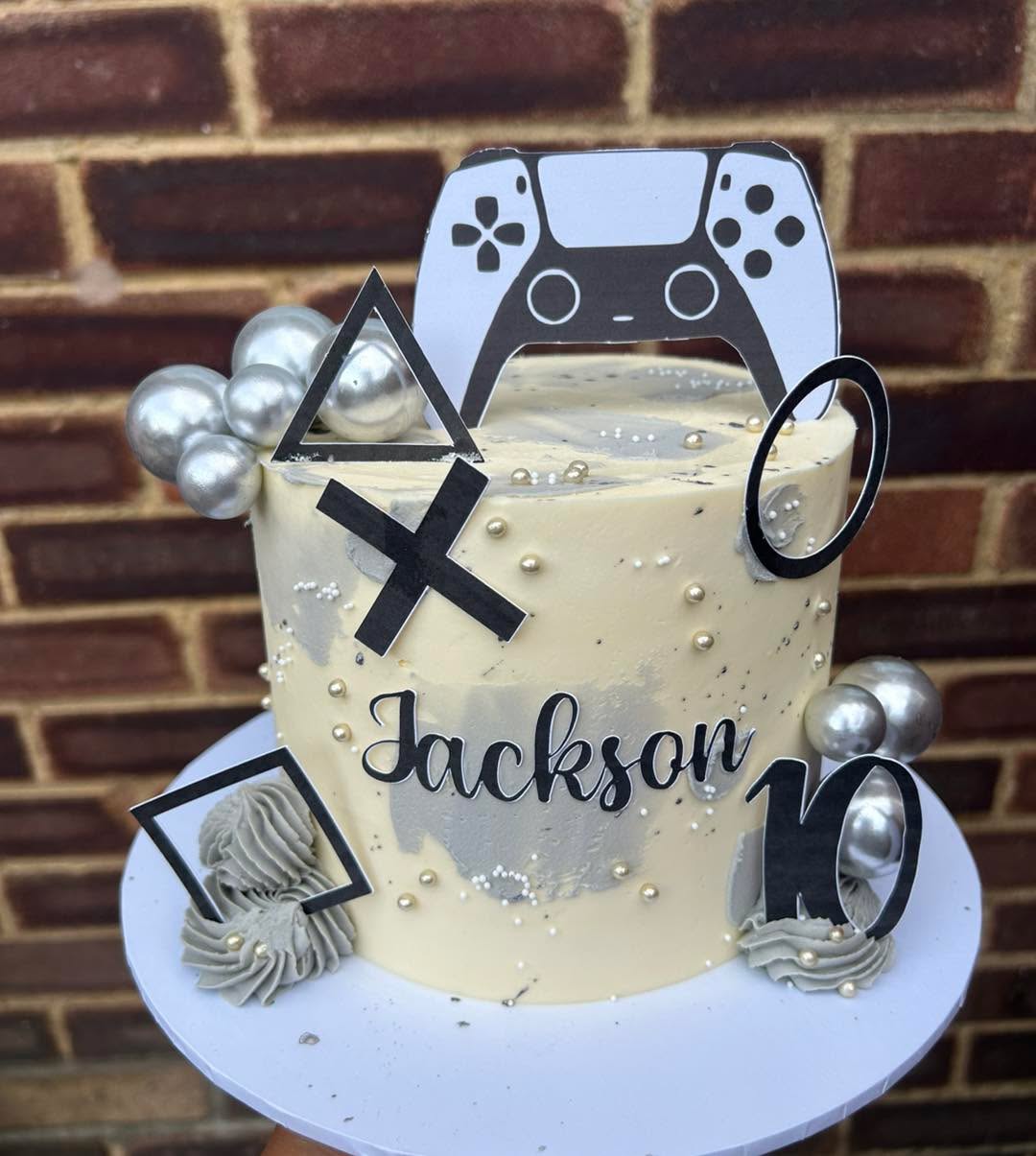 A cake for the gamers 🎮
#xbox #xboxcake #xboxseriesx #xboxdripcake #gamers #gamersofinstagram #gamercame #greencakes #greendripcake #birthdaycake #oreocake #oreodripcake #hampshire #southampton #eastleigh #chandlersford #romsey #mariascakesandbakes
