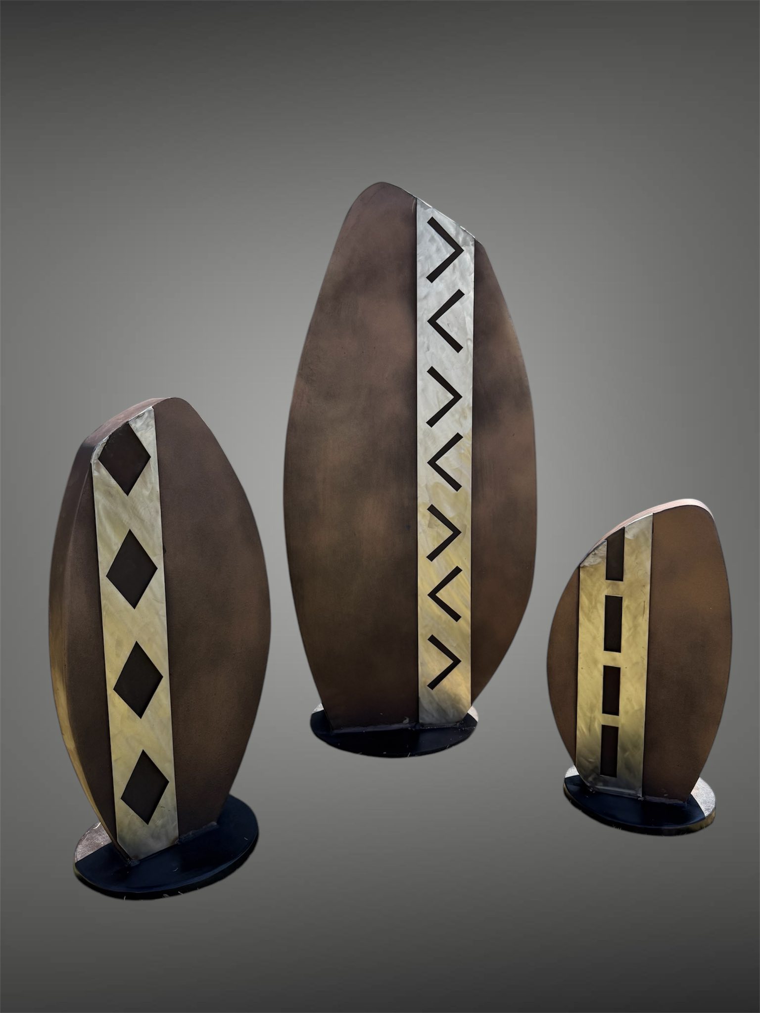 Boulders, rocks, or monuments showcase a harmonious combination of mild and stainless steel.