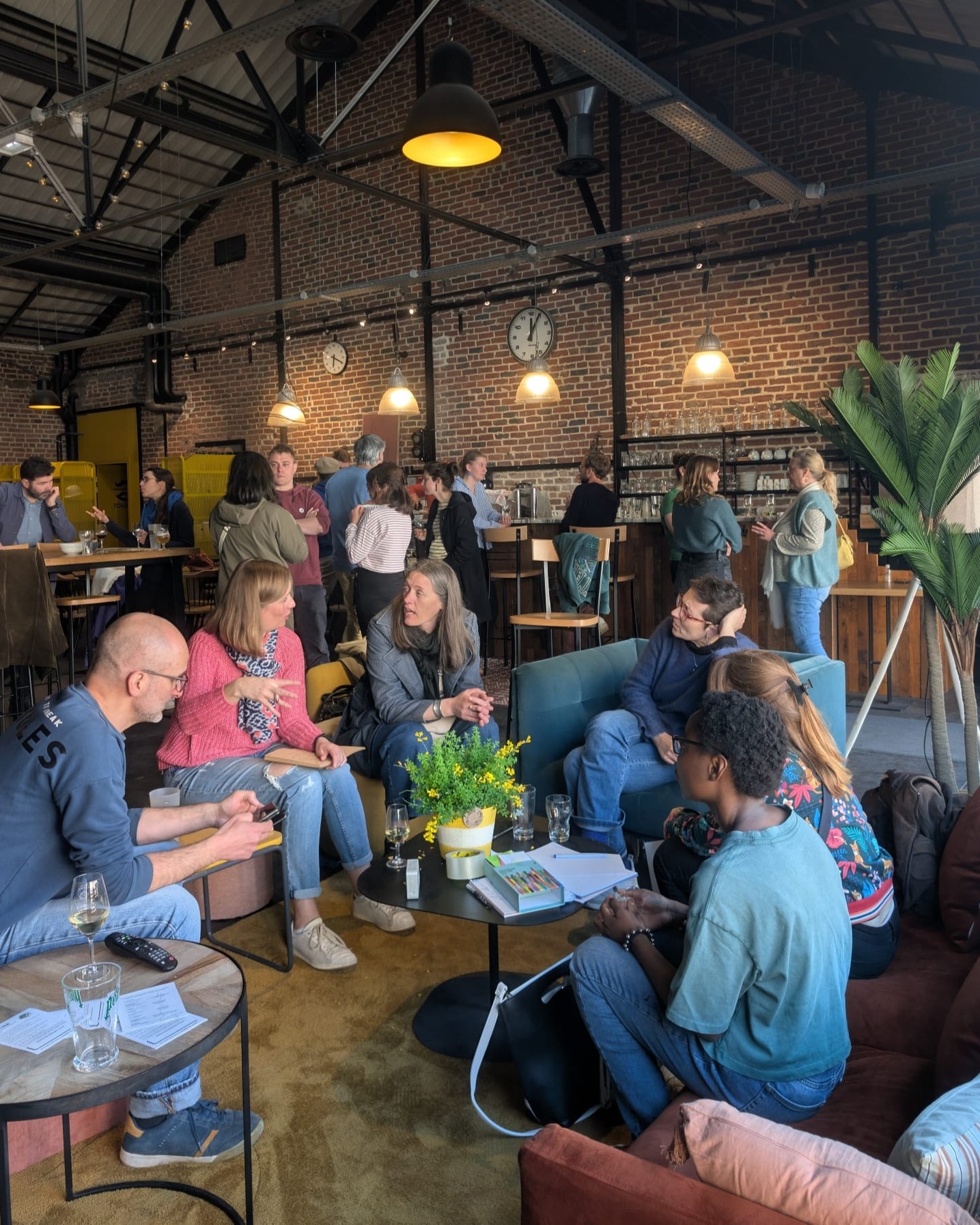 Tu viens boire un coup vendredi prochain ? 🍻
C'est le dernier apéro Altercité avant la rentrée !
Mais c'est quoi un apéro Altercité ? 🤔
𝗗𝗲́𝗷𝗮̀... 𝗰'𝗲𝘀𝘁 𝗾𝘂𝗼𝗶 𝗹'𝗔𝗹𝘁𝗲𝗿𝗰𝗶𝘁𝗲́ ?
Un lieu de vie, un espace de rencontre, un endroit des possibles, qui voit le jour suite à un cahier des rêves rédigé par 200 rêveurs !
Installée dans la cour de la Maillerie à Villeneuve d'Ascq, l'Altercité prend vie petit à petit, et on y ressent déjà quelque chose de particulier.
𝗩𝗶𝗲𝗻𝘀 𝗱𝗲́𝗰𝗼𝘂𝘃𝗿𝗶𝗿... 𝗮𝘃𝗲𝗰 𝘂𝗻 𝗮𝗽𝗲́𝗿𝗼 𝗰'𝗲𝘀𝘁 𝗲𝗻𝗰𝗼𝗿𝗲 𝗺𝗶𝗲𝘂𝘅 🤪
C'est l'occasion de venir voir le projet, le comprendre, le vivre ! Tu verras les plans, le lieu qui commence à avoir une âme, les rêveurs utopistes derrière tout ça.
Un moment en toute simplicité, sur le temps du midi, pour partager, échanger, et passer du bon temps.
Un avant-goût de ce que l'on y vivra après les travaux 👀
Toutes les infos dans la bio, dans la rubrique Altercité !