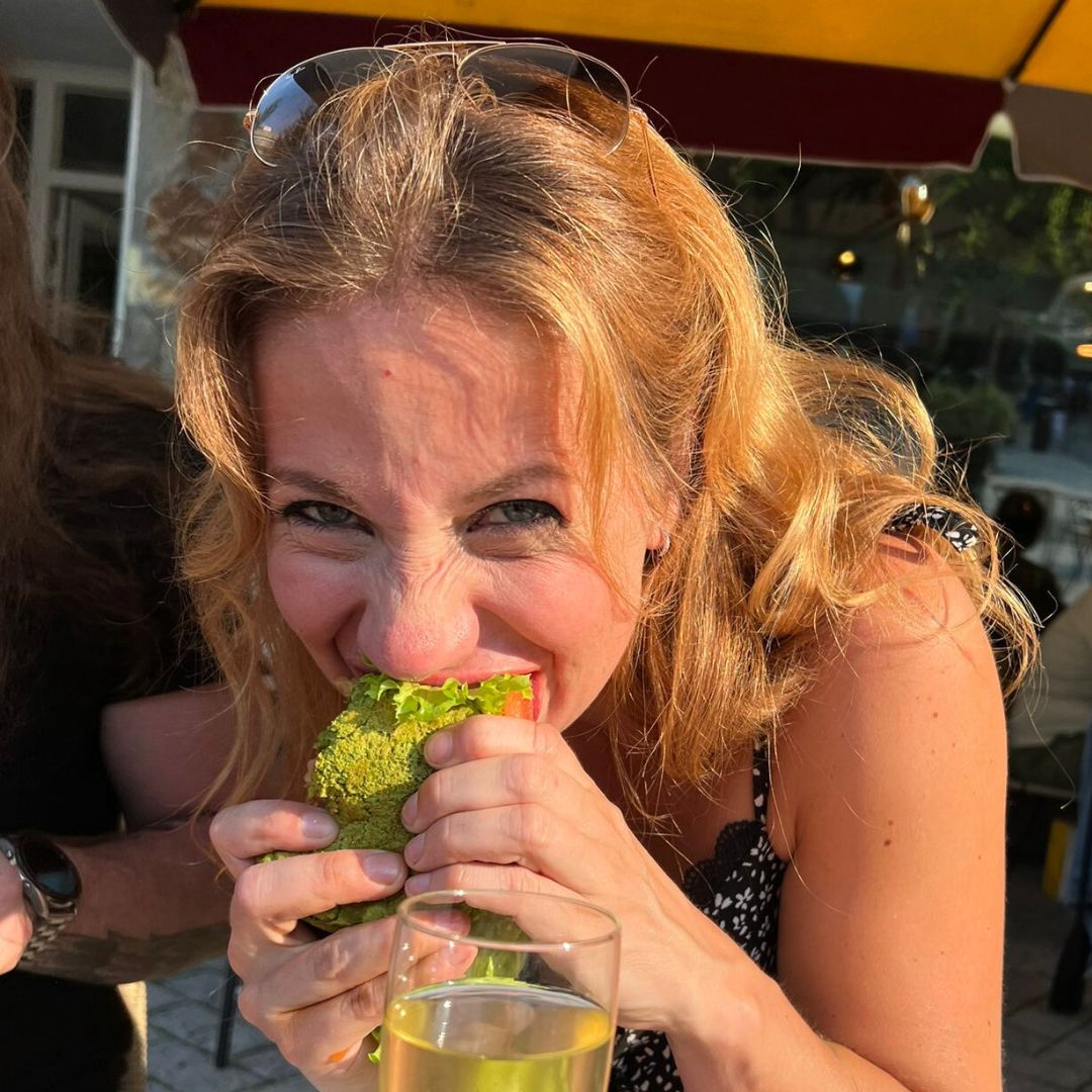 GEZOCHT: POP-UP SPOT DDW!
Het was na de laatste @dutchdesignweek dat we ons mooie restaurant @barbistrocalypso sloten vanwege een teveel aan hooi op de vork. Omdat we altijd zo van de DDW genoten, wilde we die nog even meepikken. En de DDWers hielden ook van ons, dat bleek ieder jaar weer! Het is gewoon een mooie match ❤
En nu oktober weer nadert begint het weer te kriebelen! Die DDW vibe past zó goed bij ons. Daarom zoeken we dit jaar een leuke pop-up locatie in Eindhoven!
Heb jij (of ken jij) een toffe plek waar wij kunnen uitpakken? Laat het weten via info@realgoodplantbasedfood.com
Delen = superlief 💚