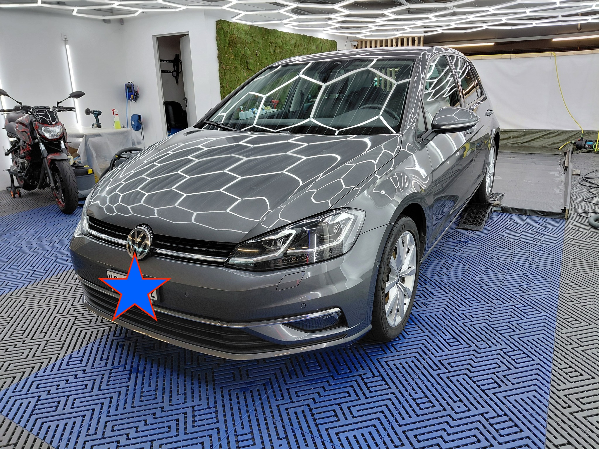 ✨ Quand votre VW Golf mérite l'excellence absolue.
Notre prestation Époustouflant lui a offert un soin complet, de l’habitacle aux moindres détails de la carrosserie. Résultat ? Une brillance éclatante à l’extérieur et une fraîcheur intérieure incomparable 💨💎
🧽 Prestation : Époustouflant – 4h de nettoyage total
⏱️ 2h intérieur + 2h extérieur
💰 CHF 210.–
📍 Centre EasycleanVS – Cristal Martigny
📞 079 565 86 12
🌐 www.easycleanvs.ch
🚘 Vous aussi, offrez à votre voiture un nettoyage à couper le souffle !
#EasycleanVS #NettoyageÉpoustouflant #VWGolf #DetailingAuto #LavagePremium #CristalMartigny #CarDetailing #Valais #VoiturePropre #AutoLovers #NettoyageAuto