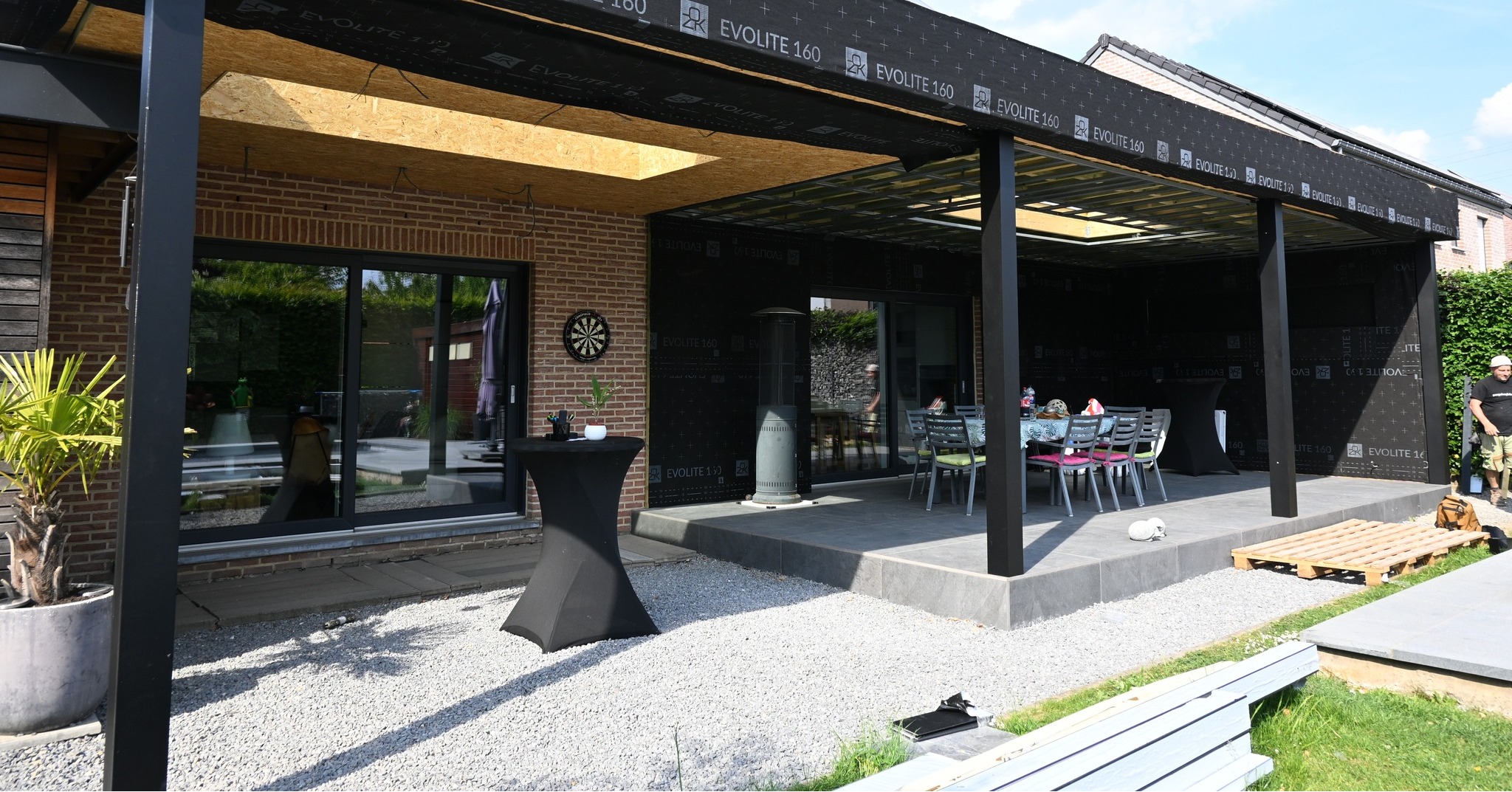 🏗️ Extension presque terminée… le rêve prend forme !
Sur ce magnifique projet, nous avons :
✅ Coulé une chape et installé une terrasse en carrelage
✅ Construit une extension isolée avec fenêtre de toit pour une lumière naturelle optimale
✅ Habillé l’ensemble d’un bardage en lames d’aluminium élégantes
✅ Et posé les vitrages de la future véranda
Il ne reste plus que les finitions et le plafonnage, et notre client pourra bientôt profiter pleinement de sa piscine et de son salon d'été 🏝️☀️
📸 Restez connectés, le résultat final arrive très bientôt !
#extensionmaison #AménagementExtérieur #terrassedesign #veranda #pergoluxglobal