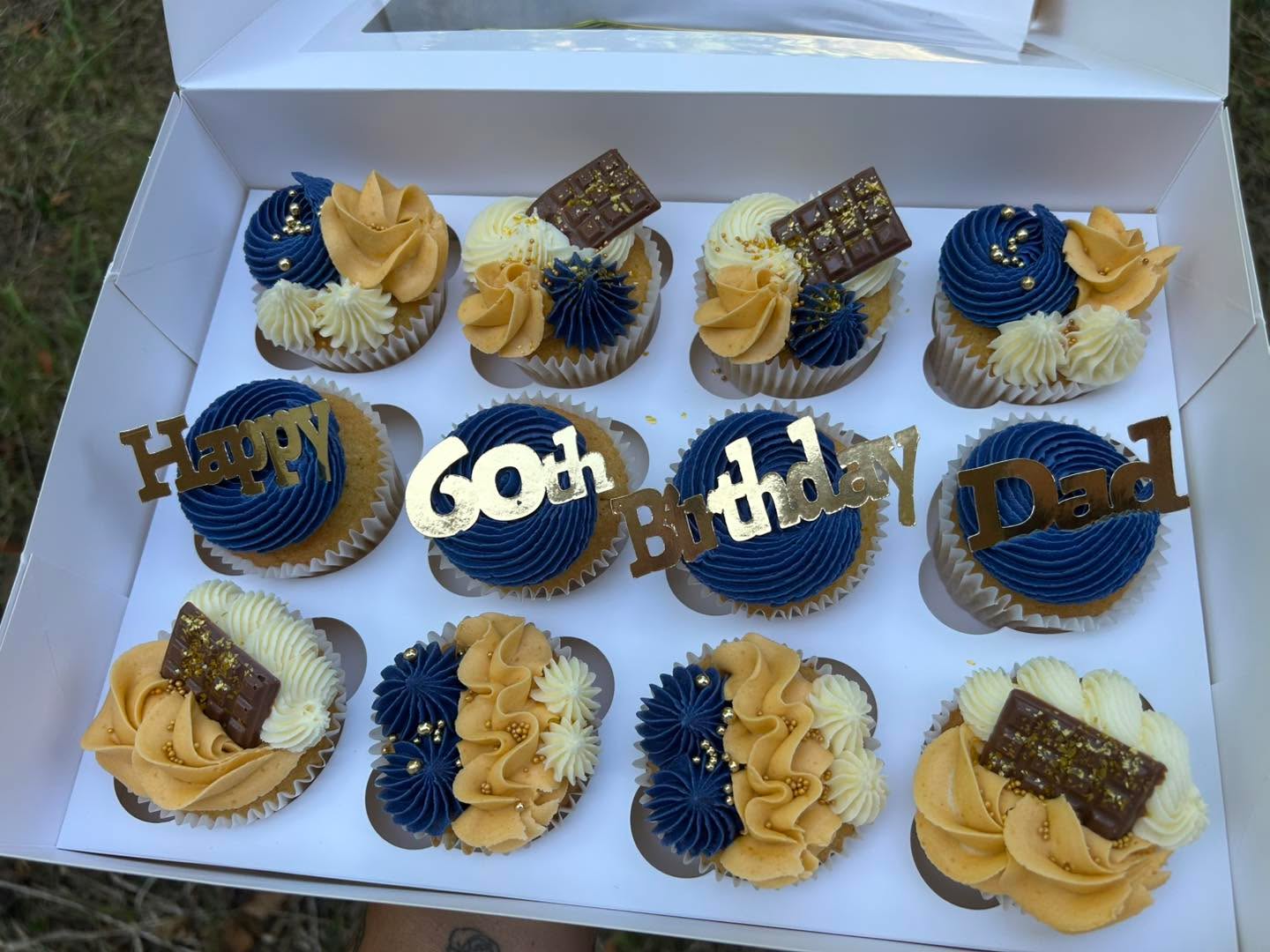 Beaut blue & gold cupcakes 💙
#cupcakes #happybirthday #happybirthdaycake #birthdaycake #birthdaycupcakes #cupcakesofinstagram #cupcakedecorating #cupcakery #furlough #furloughlife #cupcakeheaven #cupcakedecorating #cakedreams #cakeblogger #ilovecake #cakeislife #paysthebills #hampshire #southampton #eastleigh #chandlersford #romsey #mariascakesandbakes