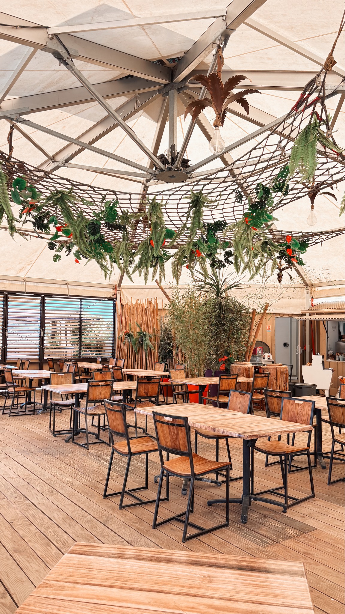 🌺 Bienvenue au Hawaii d’Argelès ! 🌴✨
Envie d’une pause exotique ? Ici, on vous accueille dans une ambiance chaleureuse et dépaysante, entre bois, plantes tropicales et déco inspirée des îles. 🏝️
🍹 Venez savourer un cocktail rafraîchissant
🍽️ Profitez d’un déjeuner ou d’un dîner en toute convivialité
🌞 Et surtout, détendez-vous comme si vous étiez en vacances toute l’année !
📍 Hawaii – Argelès-sur-Mer
➡️ Réservez votre table et vivez un moment inoubliable 🌺
#HawaiiArgelès #AmbianceTropicale #ArgelèsSurMer #FoodLovers #TropicalVibes #RestaurantArgelès