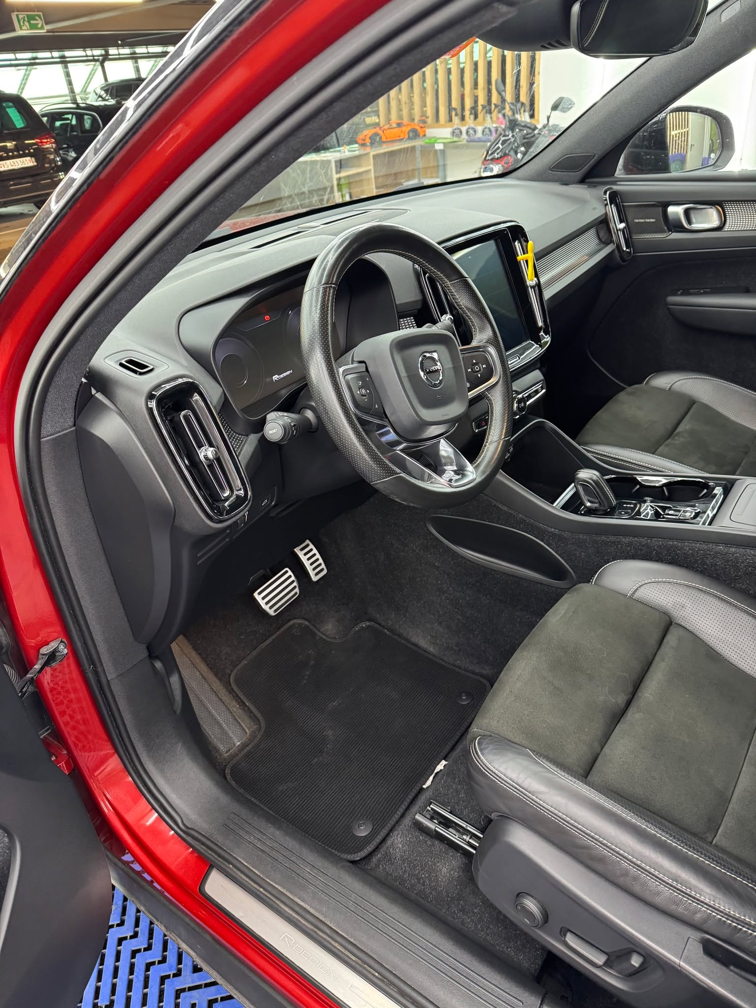 🧼✨ Un intérieur qui respire le neuf !
Cette Volvo XC60 a profité de notre formule Impeccable pour un nettoyage intérieur complet, soigné dans les moindres détails.
💺 2h de soin minutieux
🧽 Plastiques, sièges, moquettes et recoins désencombrés
💰 CHF 110.–
📍 EasycleanVS – Cristal, Martigny
Un habitacle propre, c’est un confort de conduite retrouvé. Offrez ce plaisir à votre véhicule 👇
📲 Réservez sur www.easycleanvs.ch
📞 Ou appelez-nous au 079 565 86 12
Merci à @cristalcentremartigny pour l’accueil !
#EasycleanVS #VolvoXC60 #NettoyageIntérieur #DetailingSuisse #Martigny #CristalMartigny #CarCare #Valais #Impeccable #AutoPropre