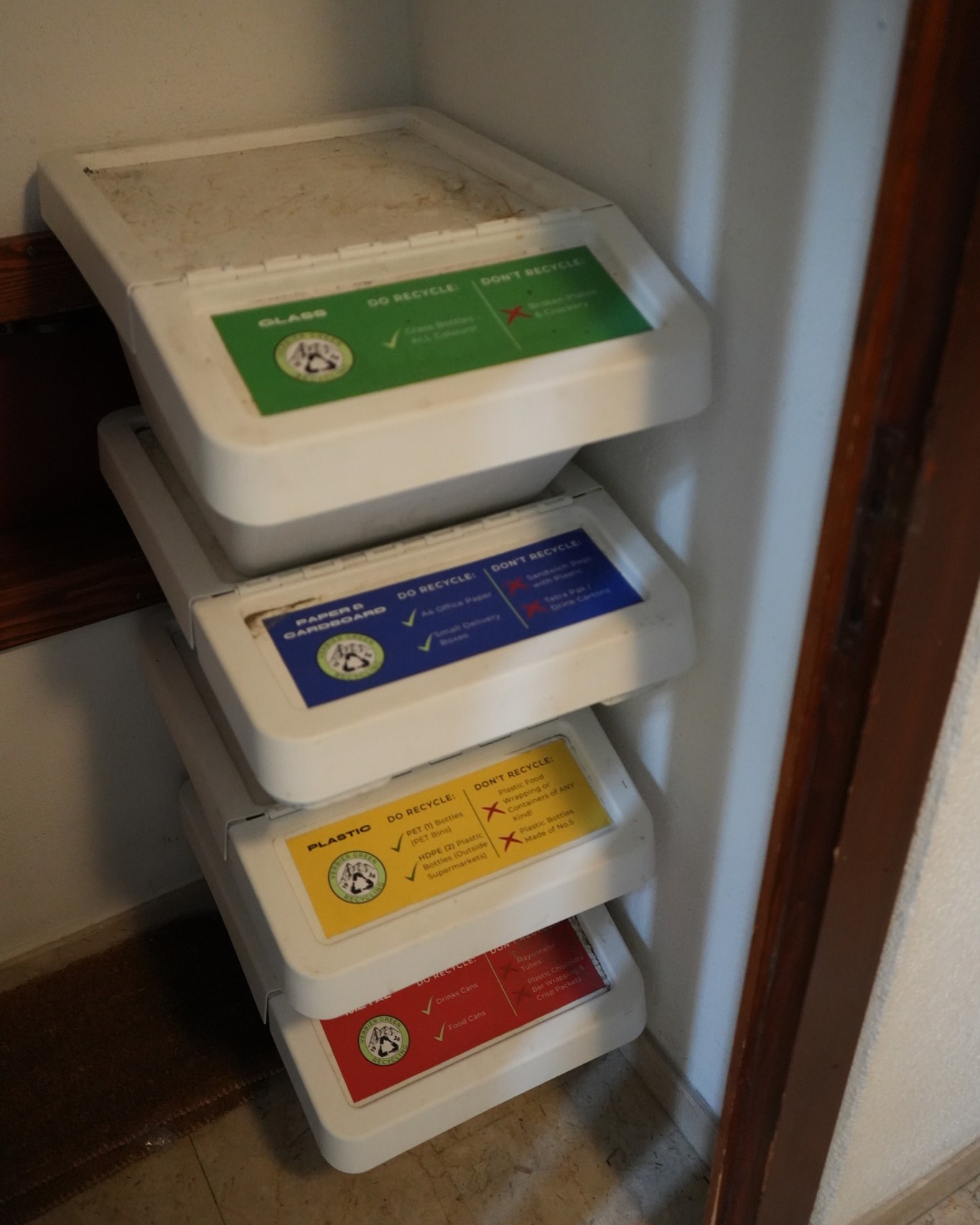 It’s not glamorous. It’s not Instagram-perfect. But a good home recycling setup? We love it. Clear systems mean less waste and more recycling. Bins might not be sexy (we'll still give it our best), but they’re essential.
-----
Ce n'est pas glamour. Ce n'est pas parfait pour Instagram. Mais une bonne installation de recyclage à domicile ? Nous l'adorons. Des systèmes clairs signifient moins de déchets et plus de recyclage. Les poubelles ne sont peut-être pas sexy (nous ferons tout de même de notre mieux), mais elles sont essentielles.
#VerbierGreen #RecyclingRoutine #WasteLess #CircularLiving #SustainableVerbier #BinsWeLove #HomeSystems #EcoLiving