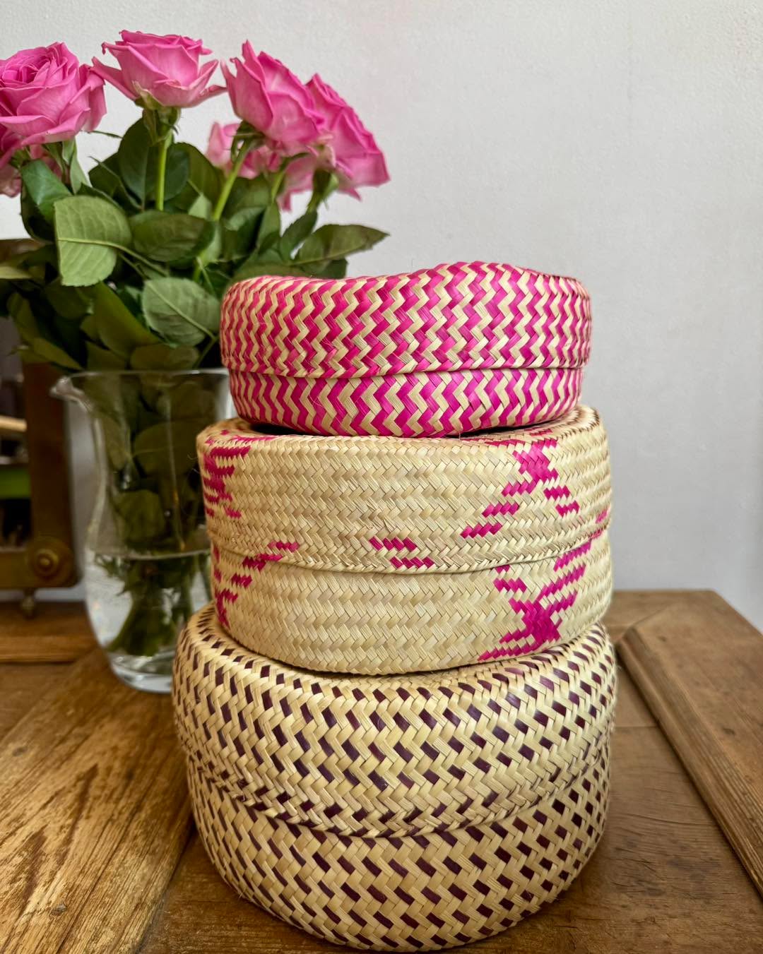 ✨ Neu im Shop: Ximena, Milpa & Ixchel ✨
Unsere handgeflochtenen Körbe aus Oaxaca sind da! Jeder ein Unikat, liebevoll aus Palmfasern gefertigt und mit traditionellen Mustern verziert. Ob für Schmuck, kleine Schätze oder einfach als Deko – sie bringen mexikanisches Handwerk direkt zu dir nach Hause.
🌿 100 % Handarbeit
🎨 Natürliche Materialien & kräftige Farben
💛 Mit ganz viel Herz aus Mexiko
Jetzt neu im Onlineshop!
👉 Link in Bio
#HandmadeWithLove #MexicanCrafts #OaxacaVibes #BohoInterior #XimenaMilpaIxchel #KörbeMitGeschichte #Flechtkunst #EthnoStyle #SlowLiving #InteriorInspo #onlineshopping