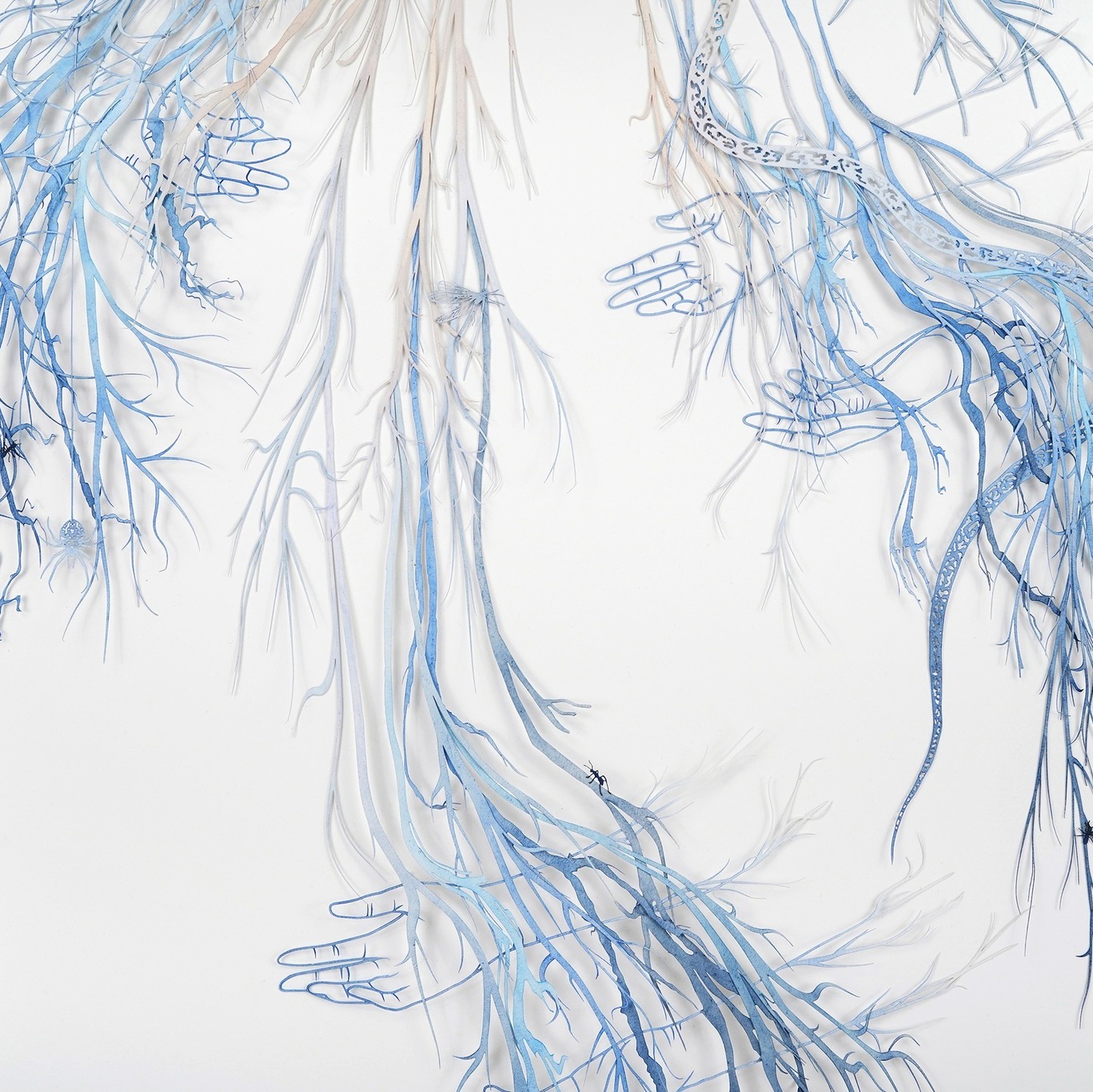 Les délicates oeuvres de @veroniquelpm font partie de l'exposition collective Raconter/rencontrer, présentée au @maclaurentides jusqu'au 21 septembre.
"Engagée dans une réflexion sur la filiation du vivant, les états de conscience et les forces du rêve, mes œuvres récentes explorent plus particulièrement les idées d’héritage collectif et d’enracinement. Invitant à une poésie souterraine et rêveuse, ce travail s’inspire également de l’héritage artistique d’une communauté et de mon territoire d’adoption, les Laurentides. Témoignant des forces souterraines qui nous habitent et nous relient, le motif de la racine devient image et objet de la pensée. À la fois fragile et puissante, la racine apparaît tel un deuxième corps invisible et en constante évolution. La vie botanique devient ainsi un guide métaphysique pour éclairer l’enracinement et repenser la cohabitation.
Dans une rencontre entre ma pratique du dessin et de l’estampe, les œuvres explorent également les possibles du papier et la matérialité de la ligne à l’aide du graveur laser. Le papier y apparaît dans un état limite, où il devient lignes et contours, et où la fragilité de cette matière végétale rencontre une étonnante résilience. Explorant les frontières du corps et de sa ligne de contour, le motif de la racine et de la vie végétale trace des figures à la fois isolées et reliées. Entre l’aérien et le souterrain, les formes et les images s’ouvrent vers des ailleurs et cherchent à raconter les contours solitaires de nos vies communes qui traversent le temps."
La programmation du 50e anniversaire de l'Atelier de l'île est possible grâce au soutien du @conseilartscan, @lecalq , de @village_valdavid, de @franceelainedcaq et de la MRC des Laurentides.